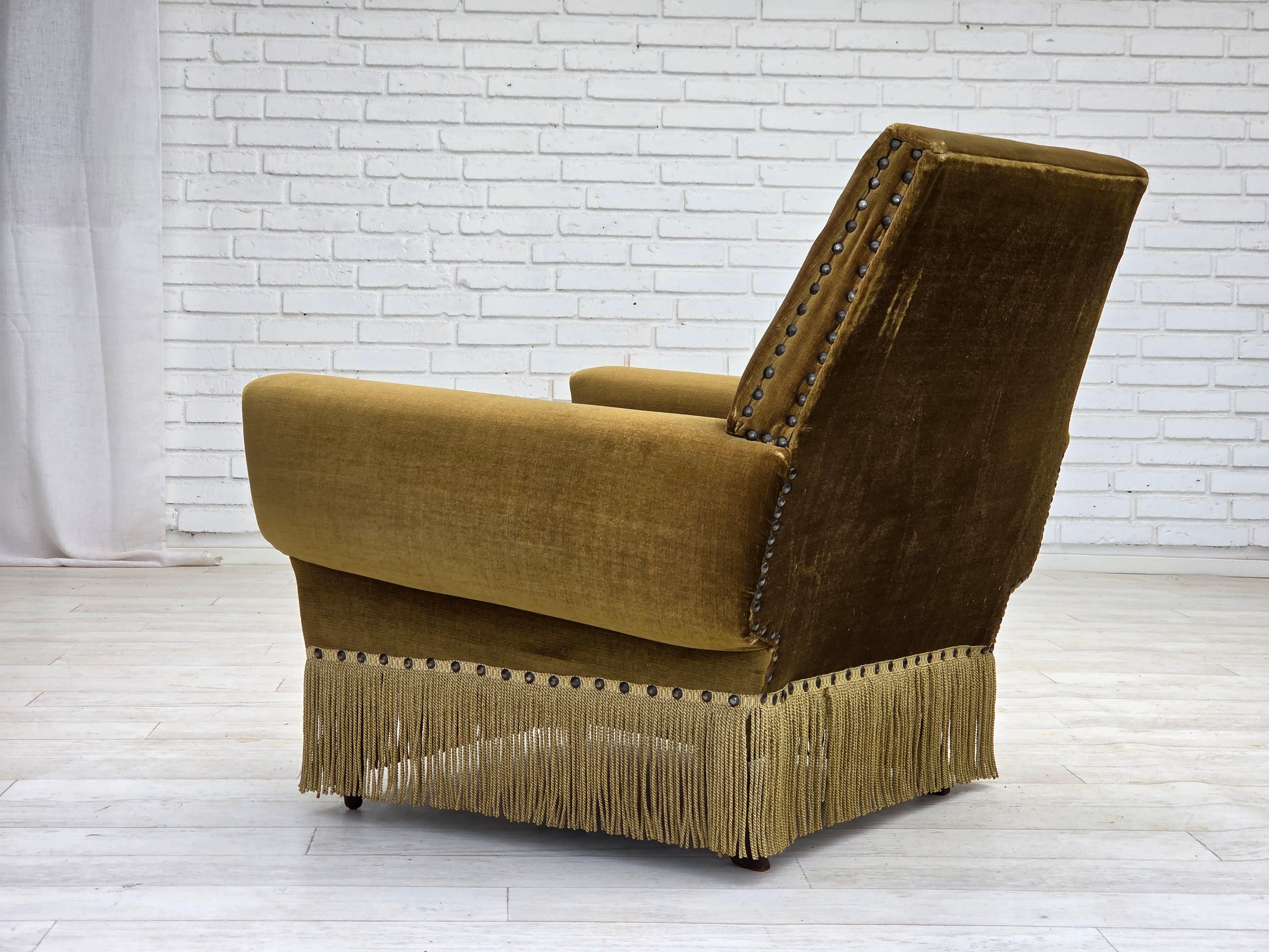 Poltrona danese degli anni '70, velluto verde da arredamento, gambe in legno di frassino. in vendita 4
