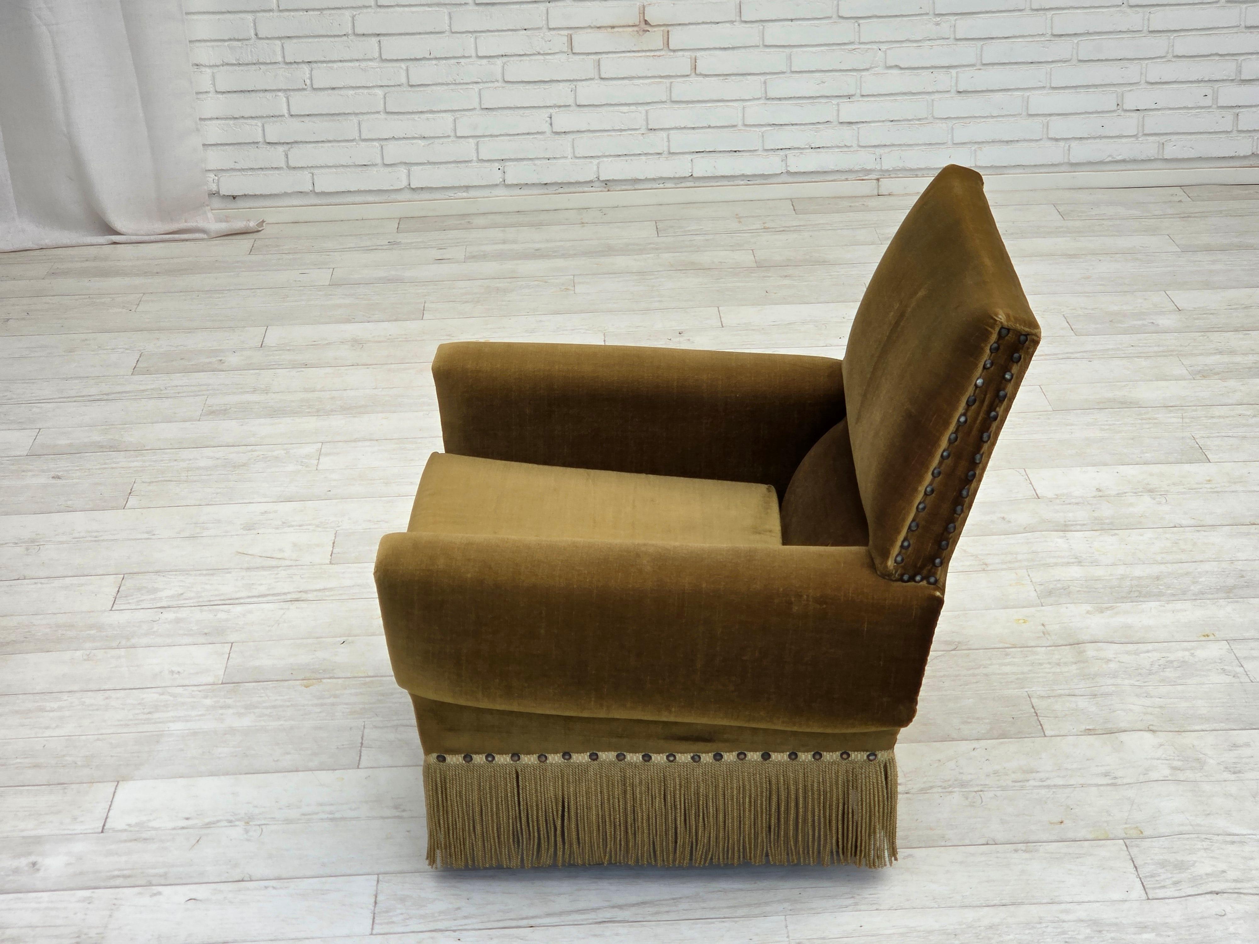 Poltrona danese degli anni '70, velluto verde da arredamento, gambe in legno di frassino. in vendita 5