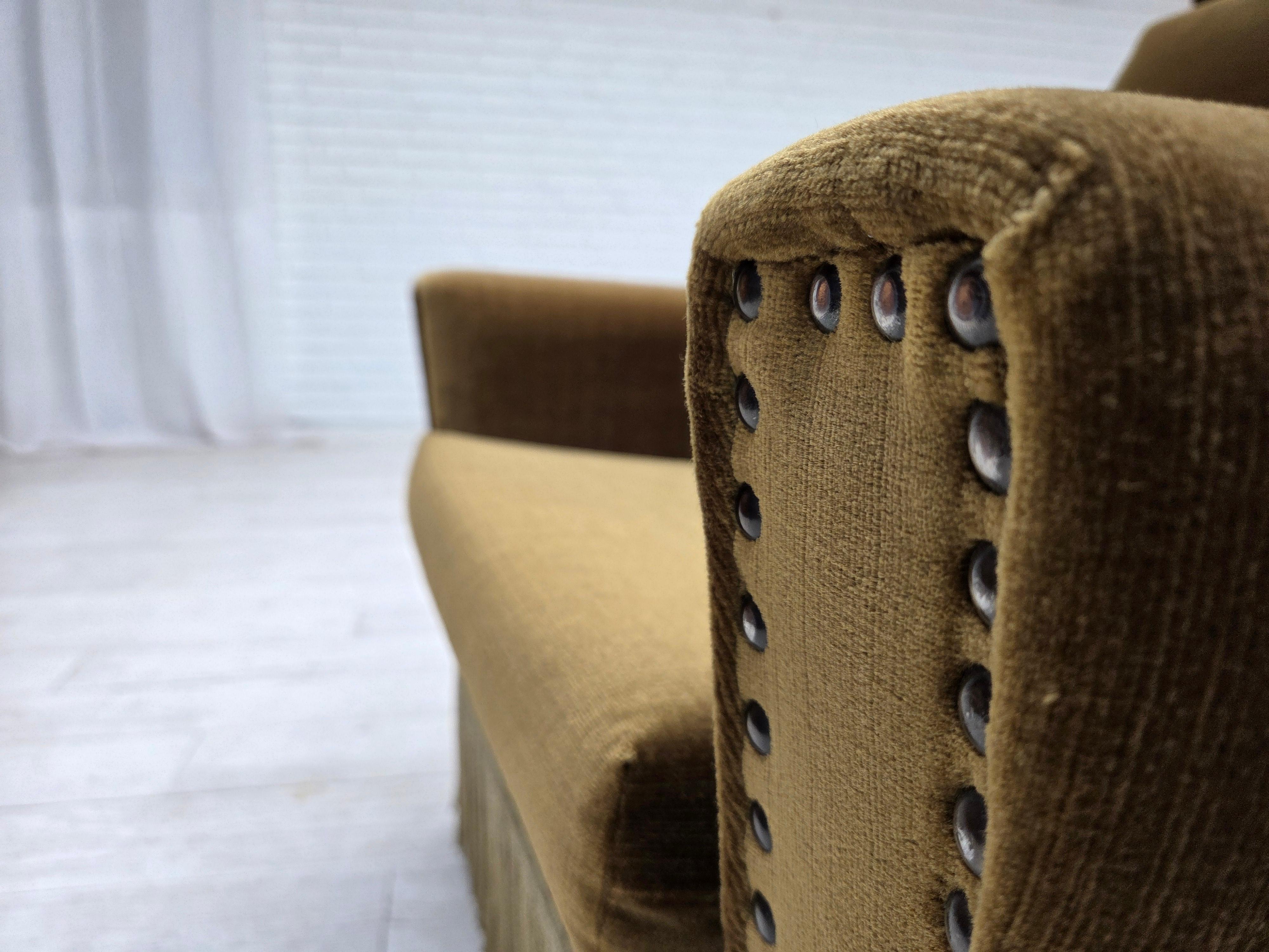 Poltrona danese degli anni '70, velluto verde da arredamento, gambe in legno di frassino. in vendita 7