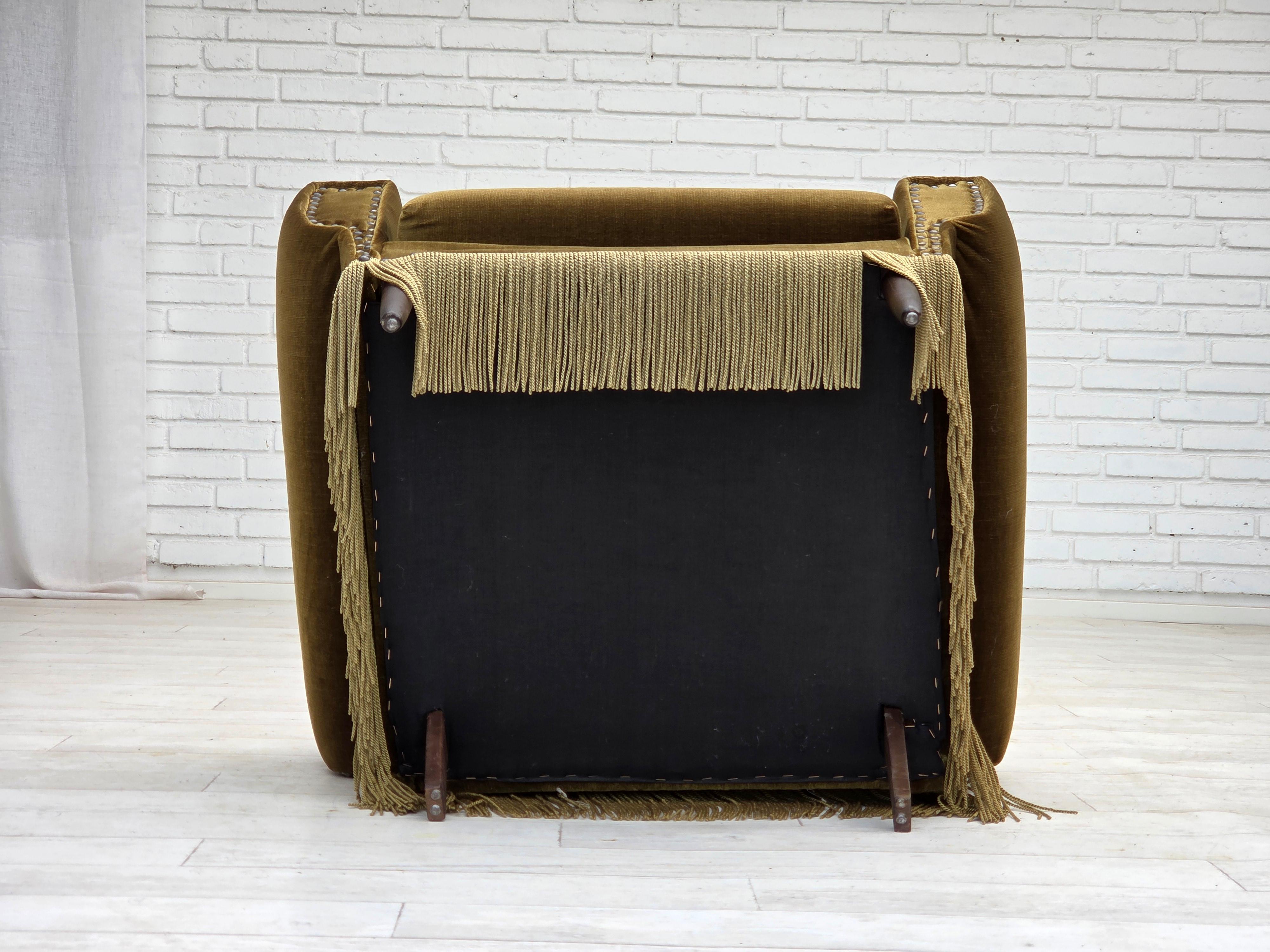 Poltrona danese degli anni '70, velluto verde da arredamento, gambe in legno di frassino. in vendita 8