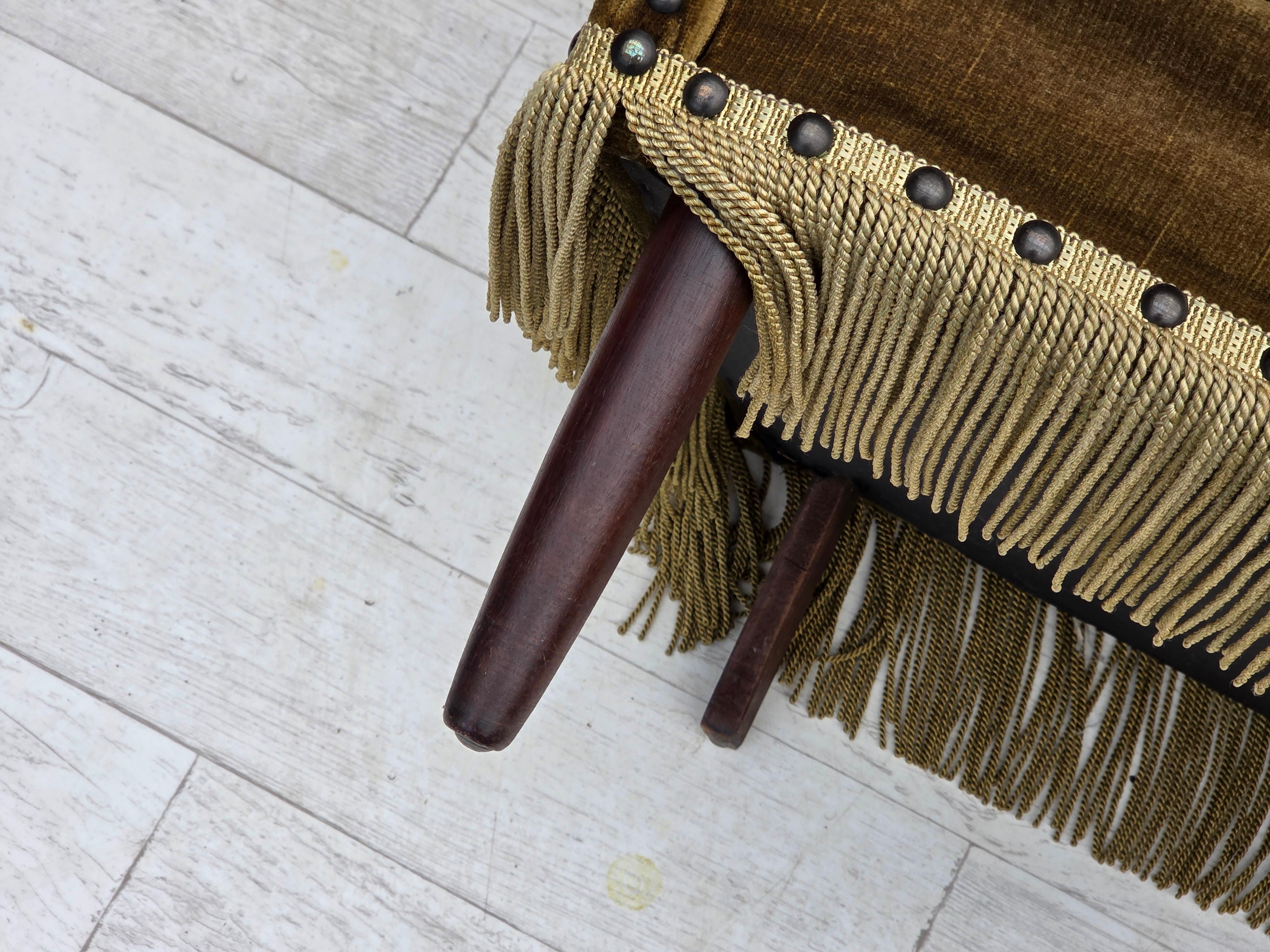 Poltrona danese degli anni '70, velluto verde da arredamento, gambe in legno di frassino. in vendita 9