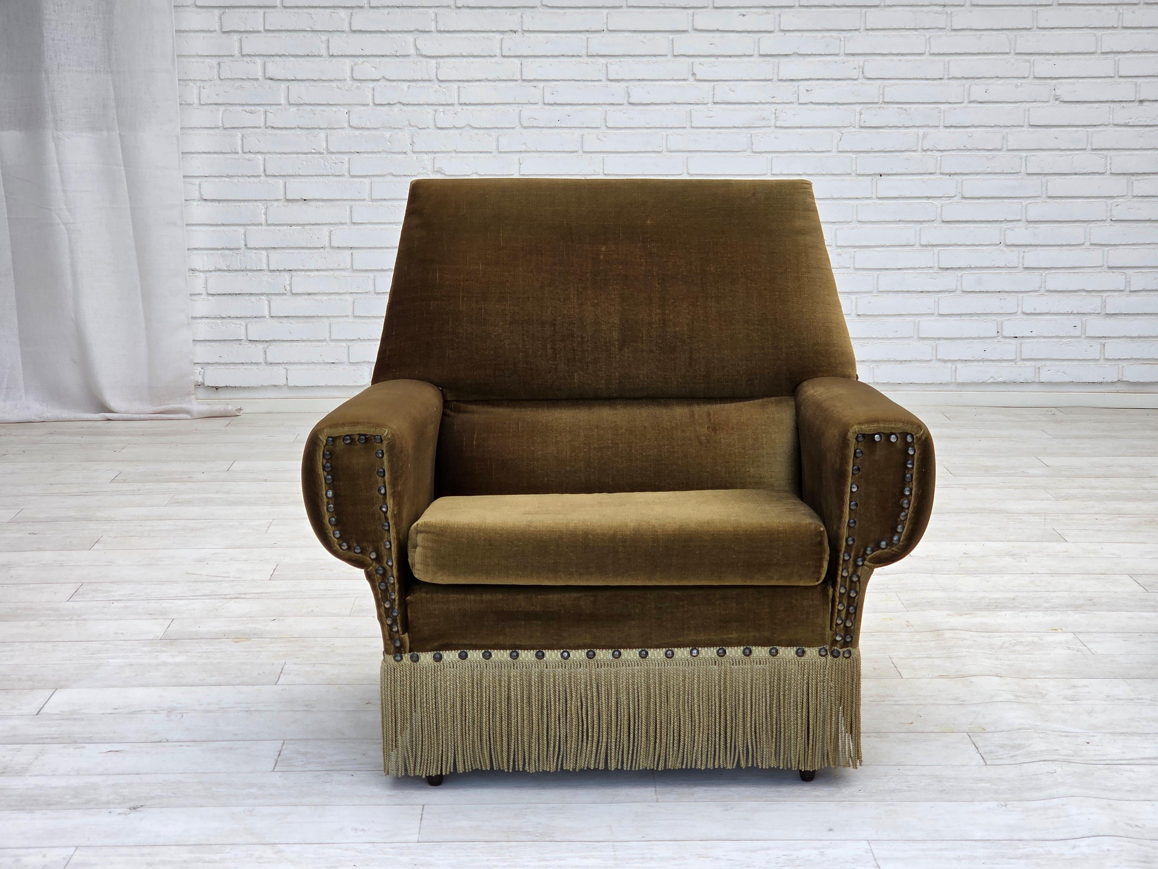 Anni '70, sedia da club danese. Velluto da arredamento verde, gambe in legno di frassino. Condizioni originali buone: nessun odore, nessuna macchia e struttura stabile. Prodotto da un produttore di mobili danese negli anni 1975-80 circa. Design