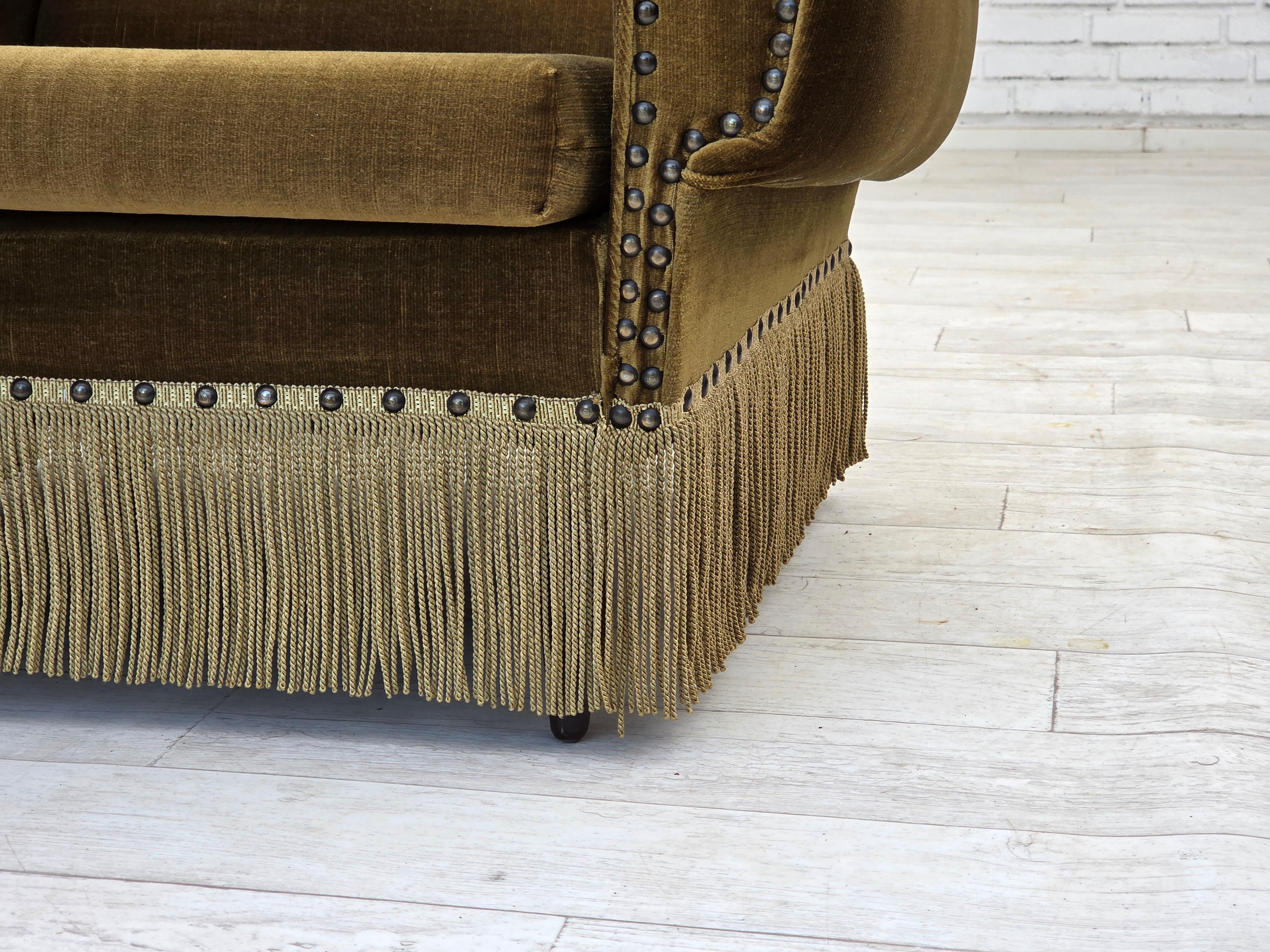 Scandinavo moderno Poltrona danese degli anni '70, velluto verde da arredamento, gambe in legno di frassino. in vendita
