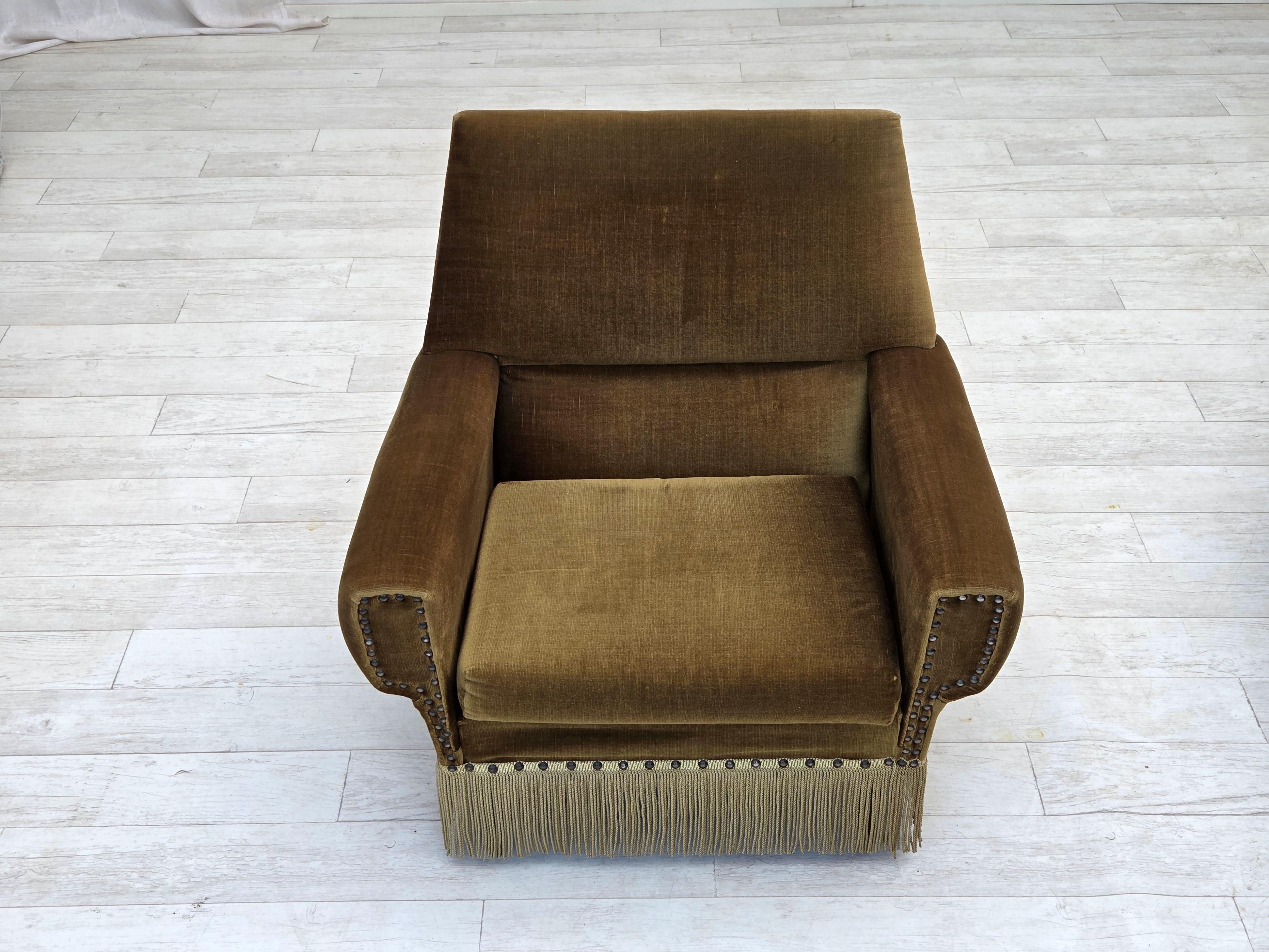 Danese Poltrona danese degli anni '70, velluto verde da arredamento, gambe in legno di frassino. in vendita