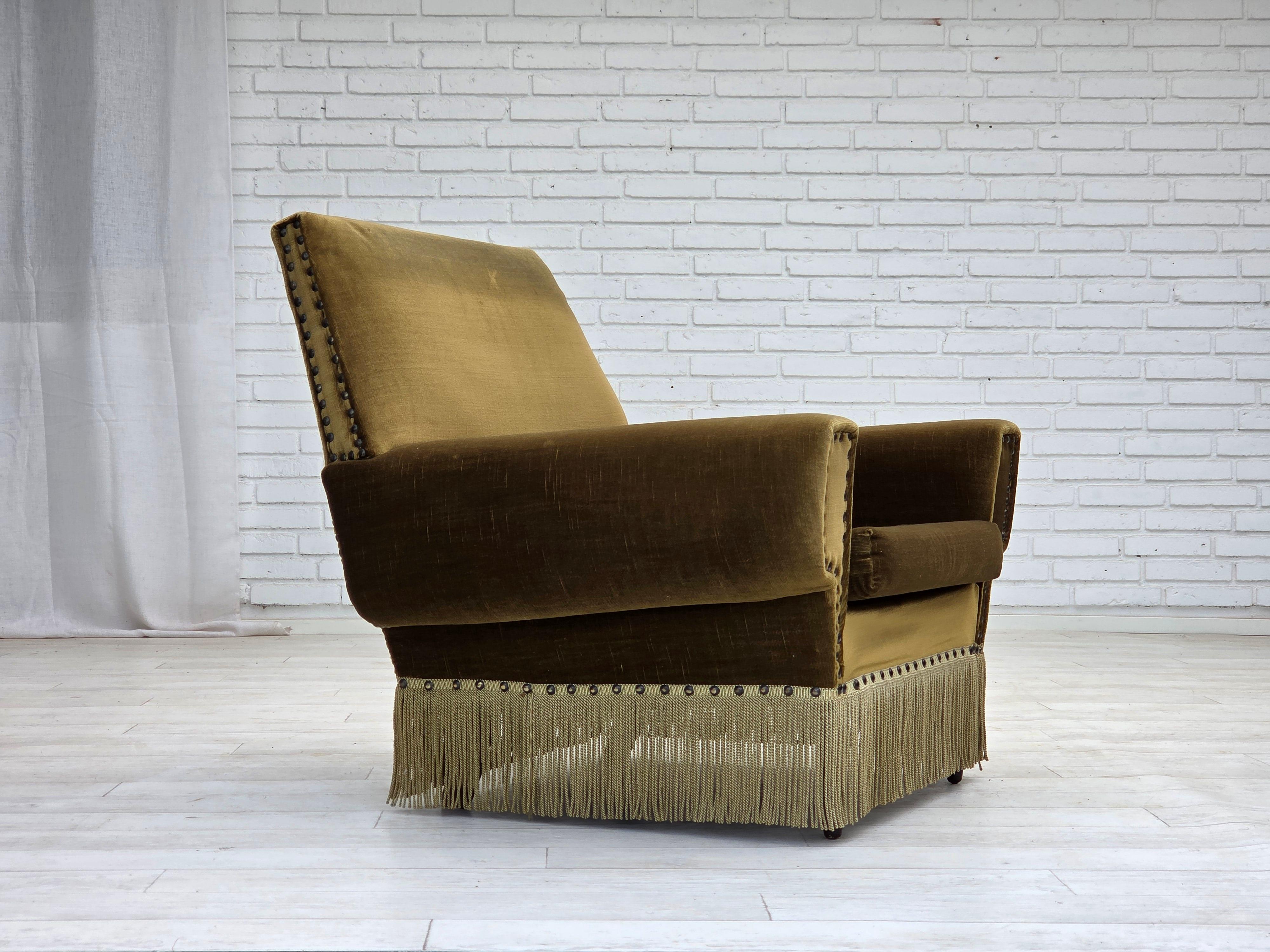 Poltrona danese degli anni '70, velluto verde da arredamento, gambe in legno di frassino. In condizioni buone in vendita a Tarm, 82