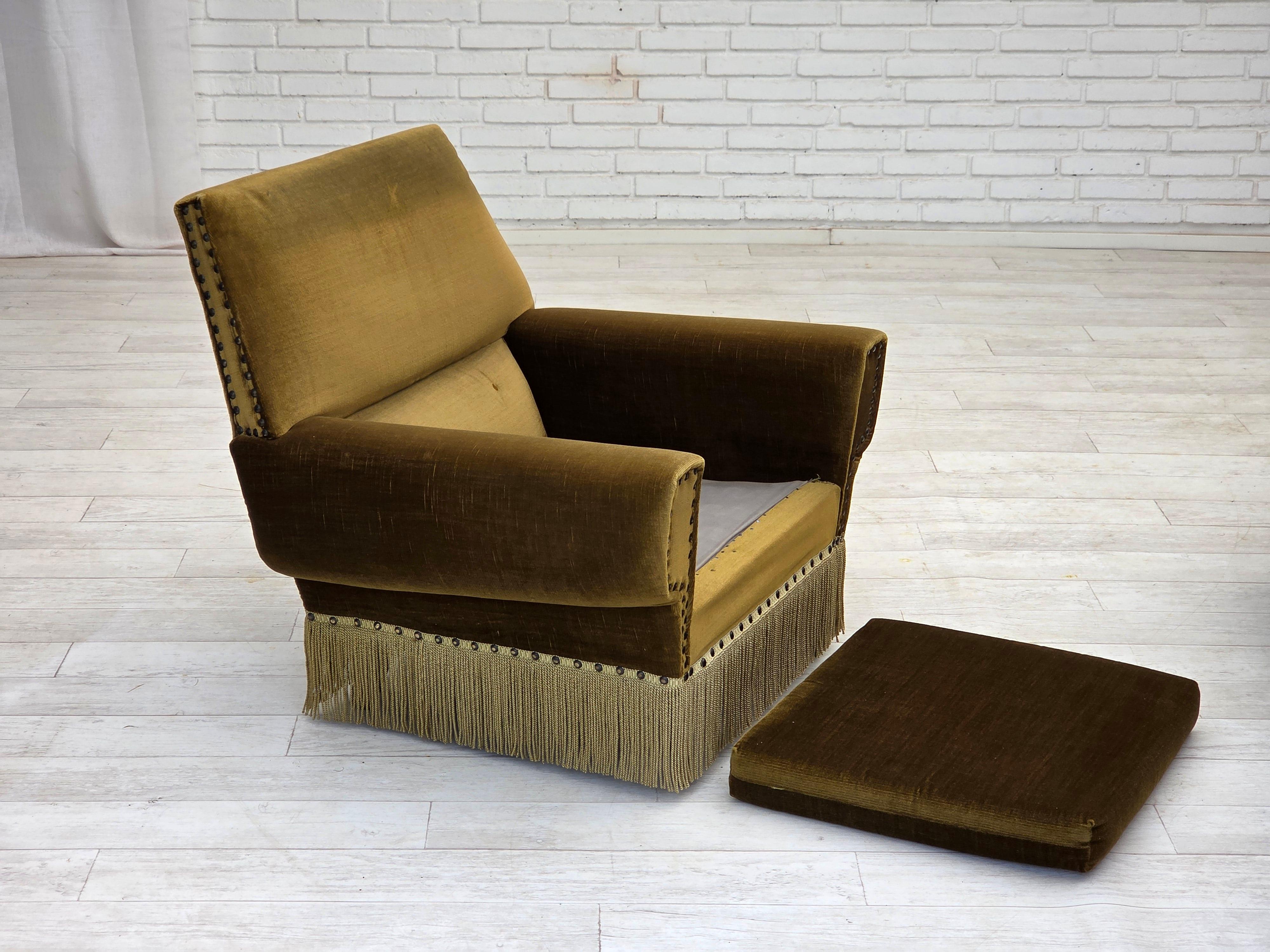 Metà XX secolo Poltrona danese degli anni '70, velluto verde da arredamento, gambe in legno di frassino. in vendita