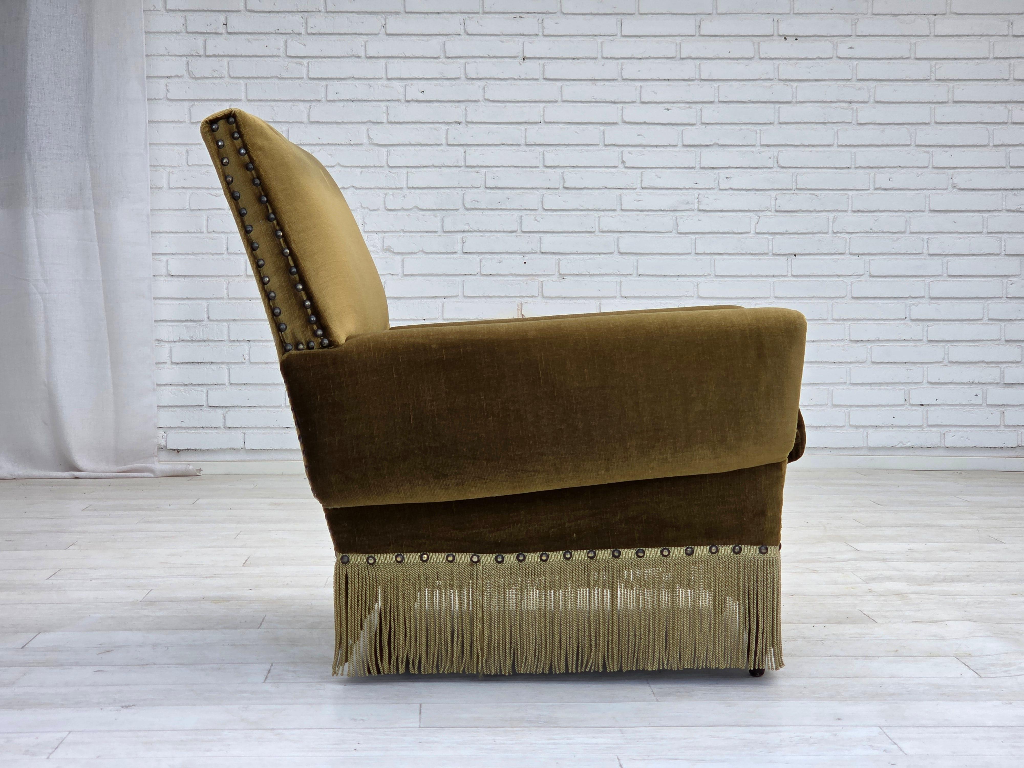 Poltrona danese degli anni '70, velluto verde da arredamento, gambe in legno di frassino. in vendita 1