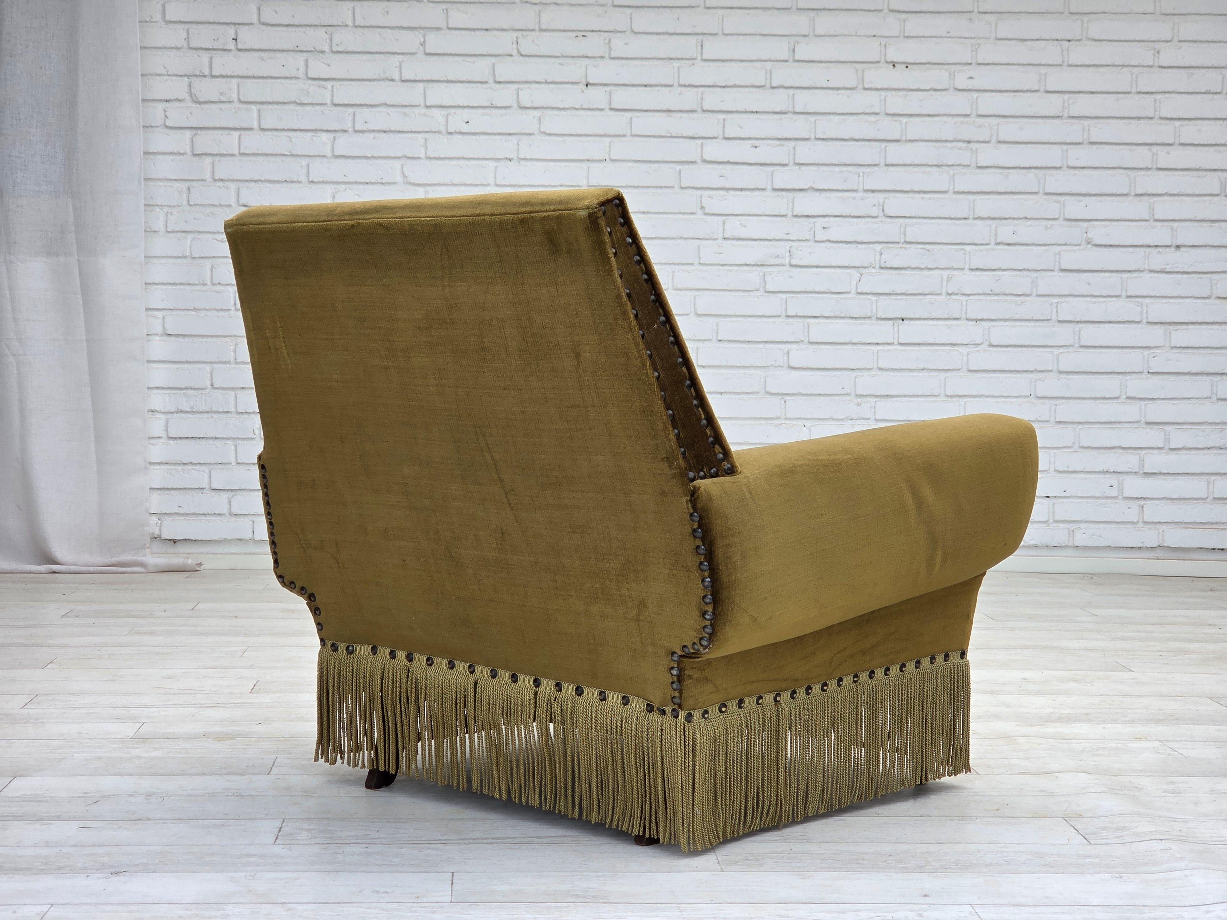 Poltrona danese degli anni '70, velluto verde da arredamento, gambe in legno di frassino. in vendita 2
