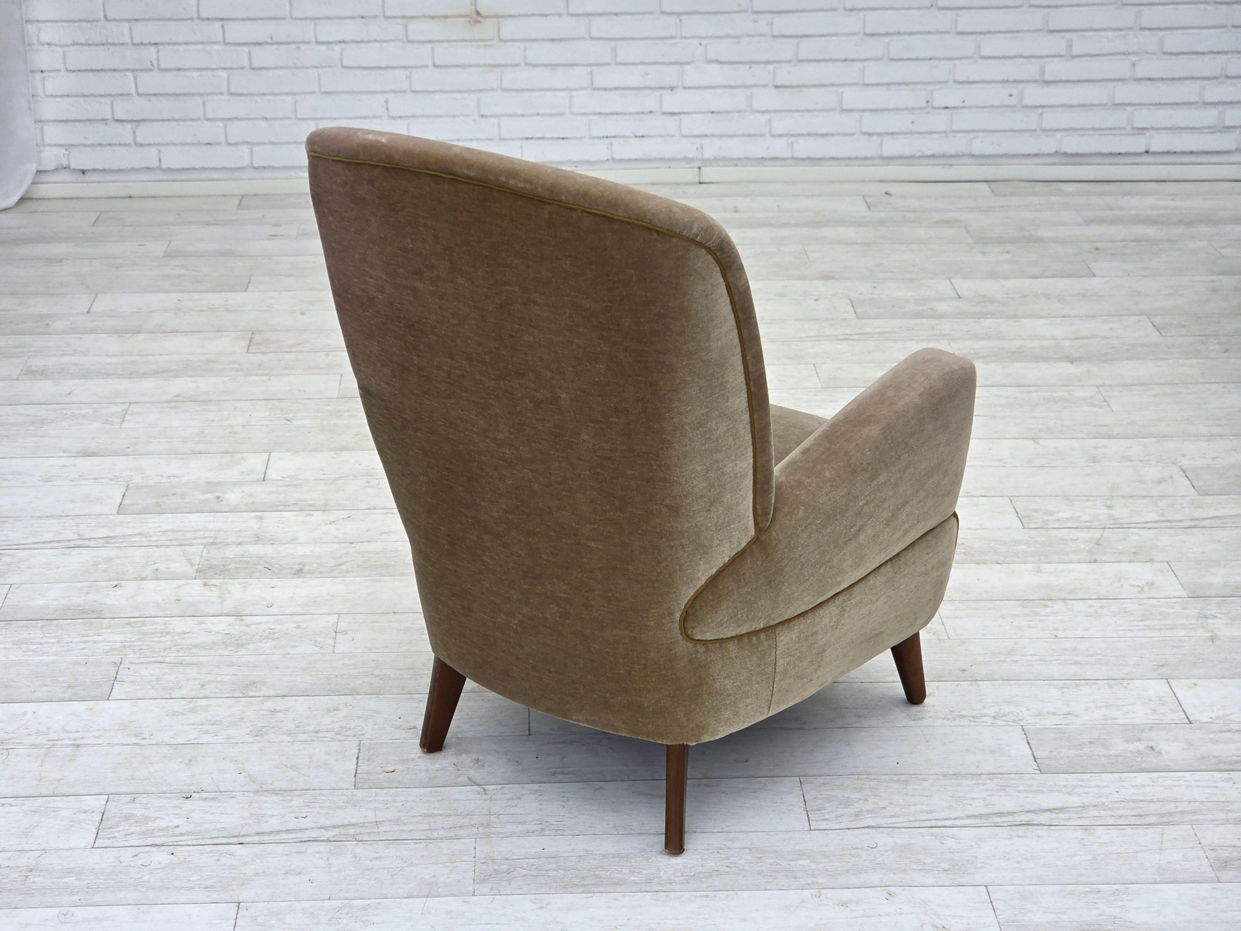 1970, fauteuil danois, velours de mobilier vert, pieds en bois de hêtre. en vente 3