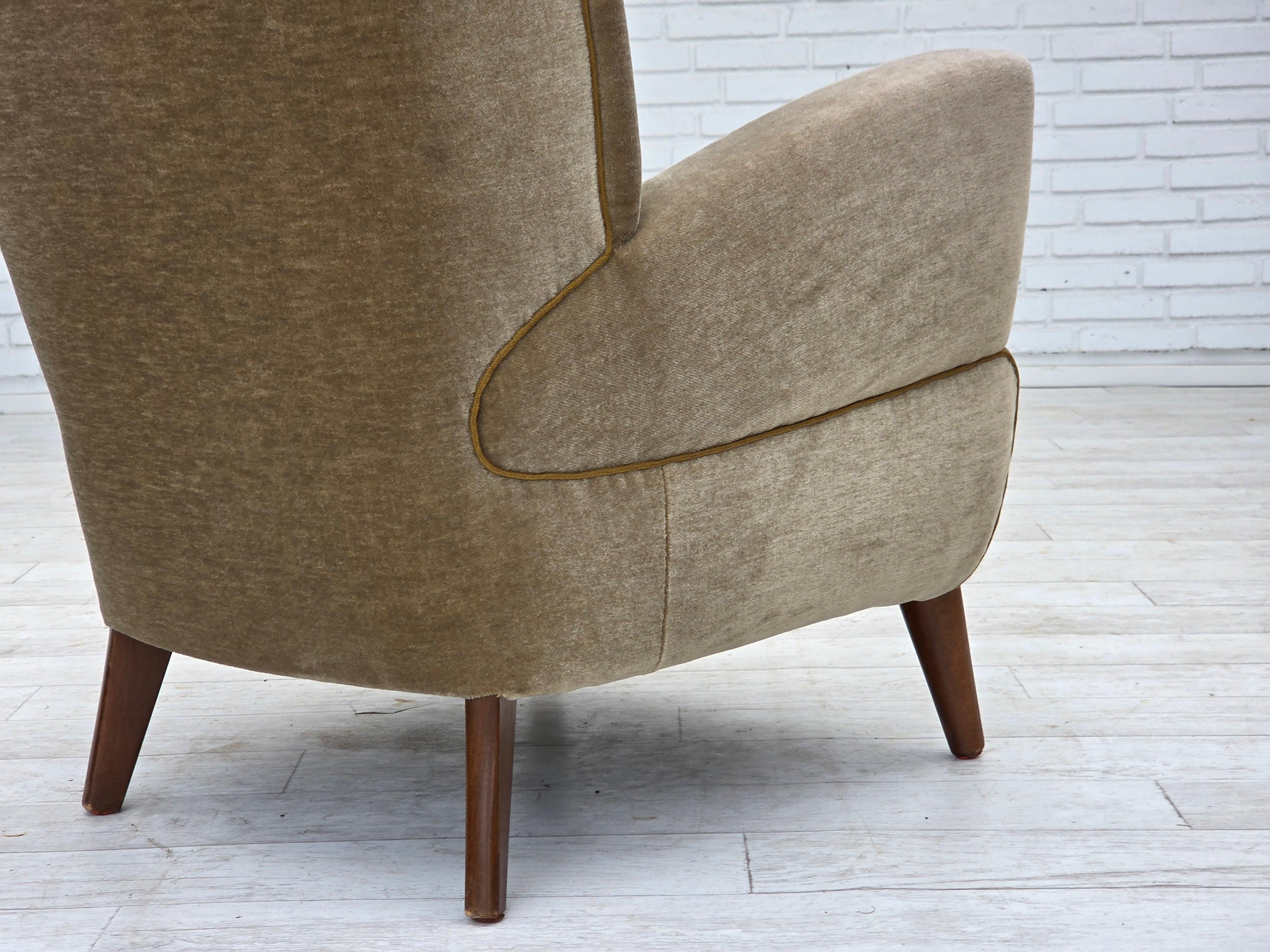 1970, fauteuil danois, velours de mobilier vert, pieds en bois de hêtre. en vente 4