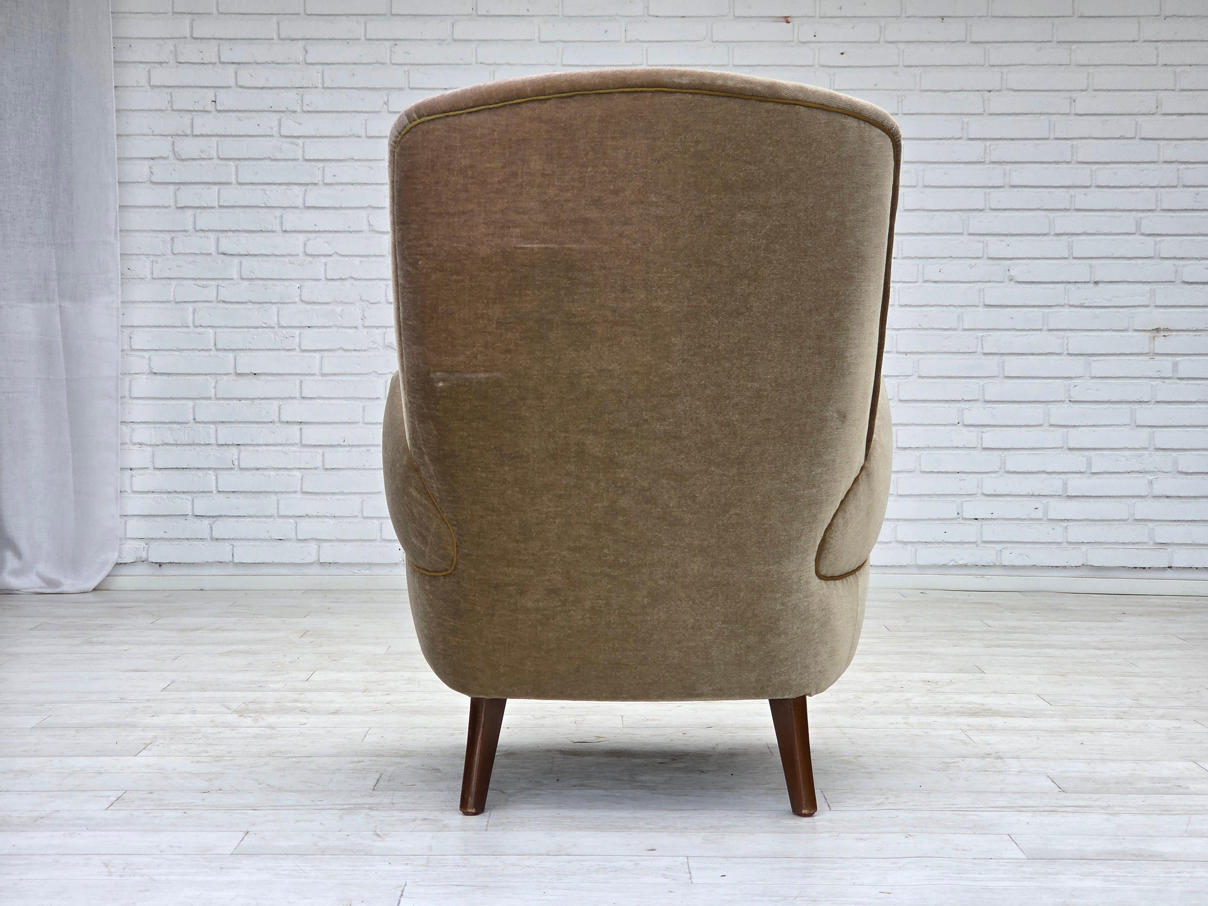 1970, fauteuil danois, velours de mobilier vert, pieds en bois de hêtre. en vente 6