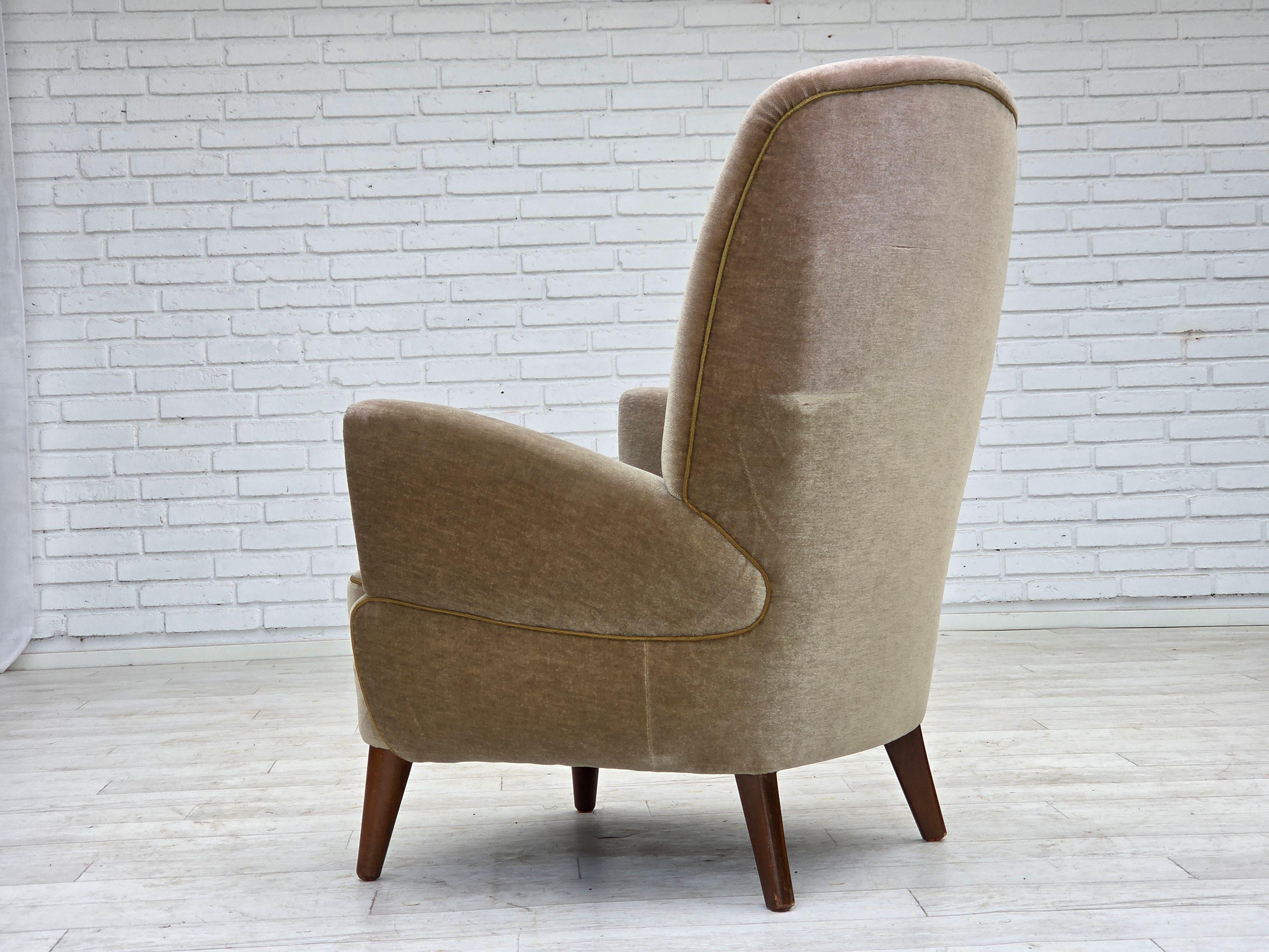 1970, fauteuil danois, velours de mobilier vert, pieds en bois de hêtre. en vente 7