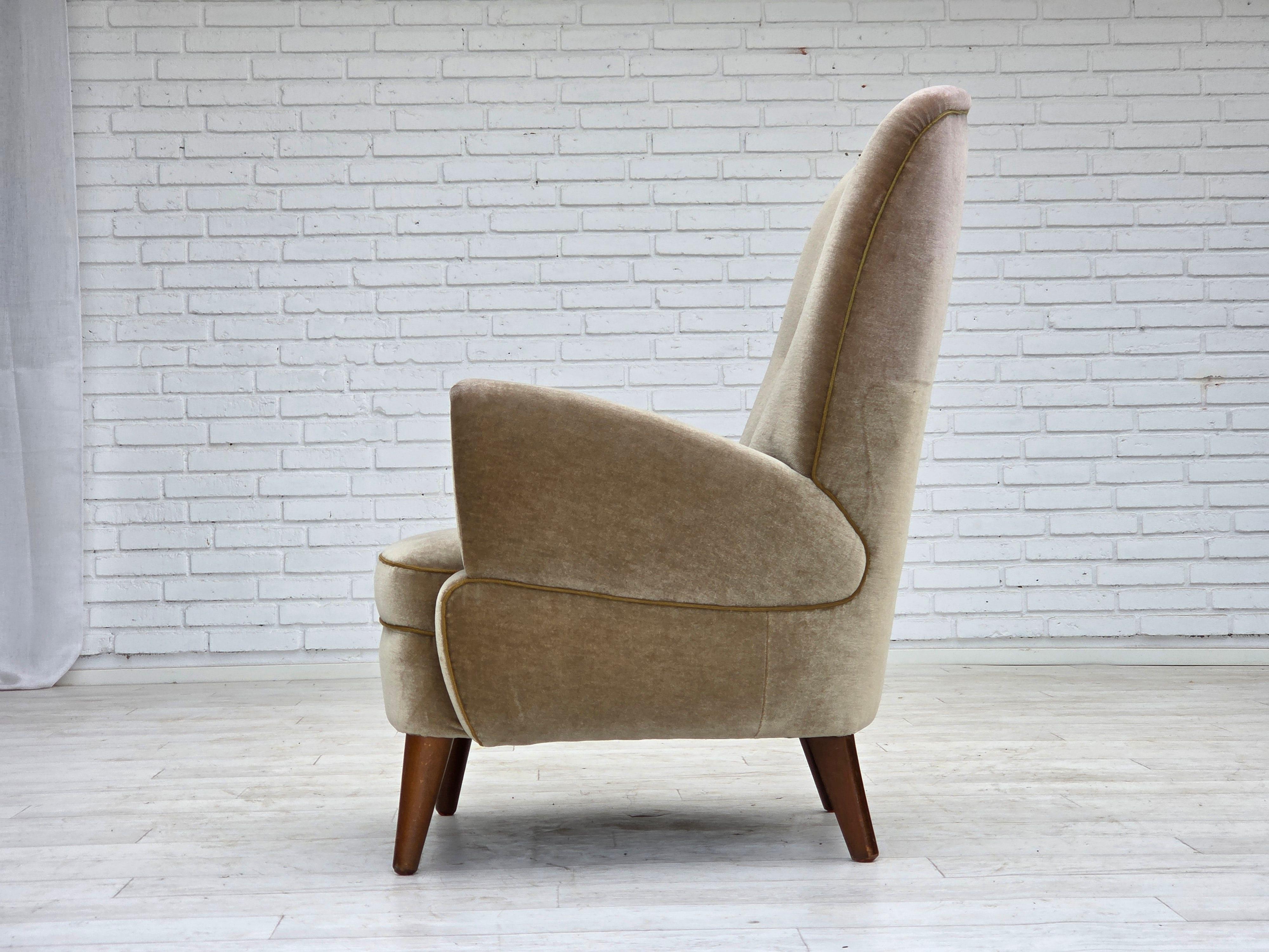 1970, fauteuil danois, velours de mobilier vert, pieds en bois de hêtre. en vente 8