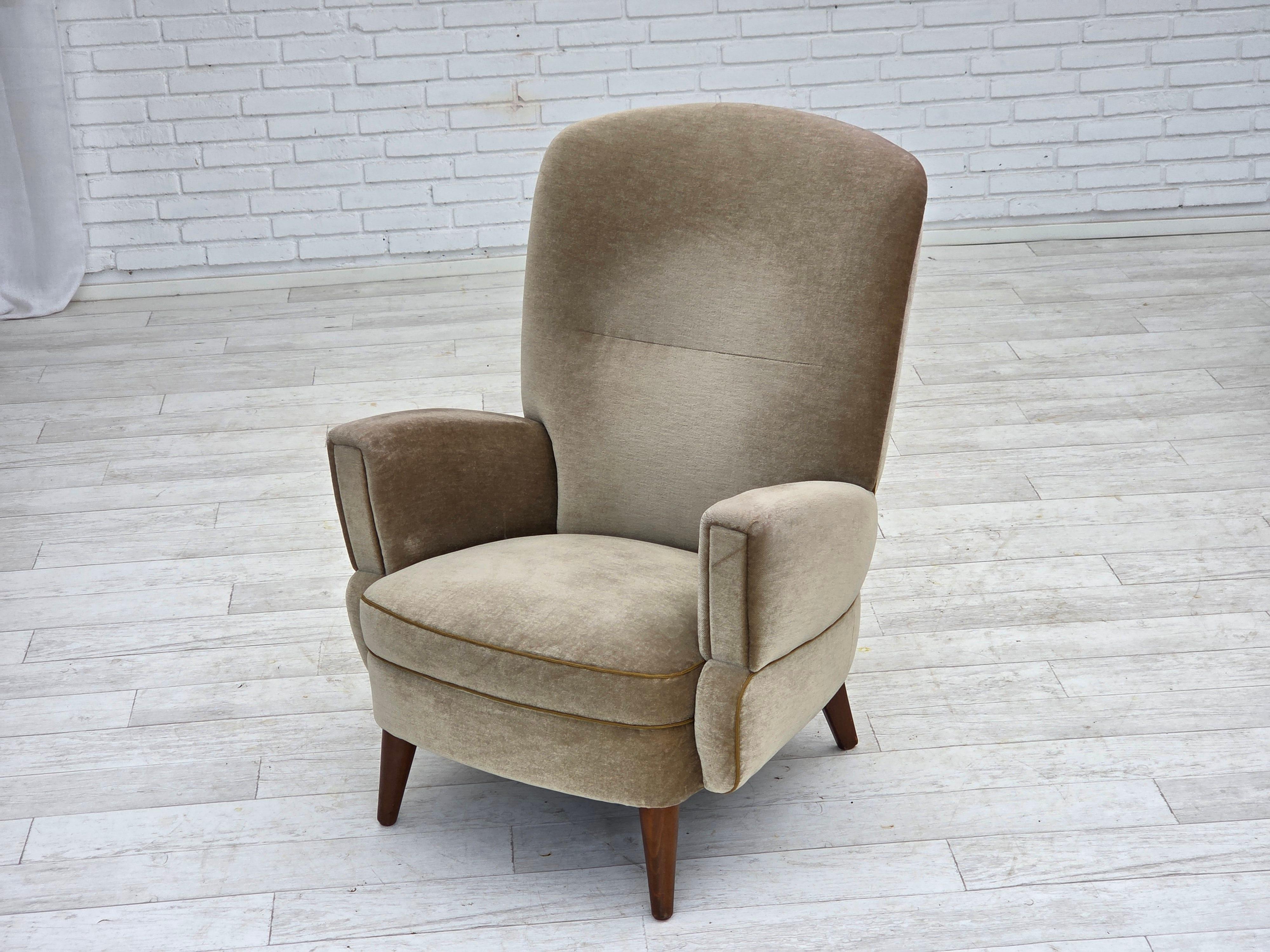 1970, fauteuil danois, velours de mobilier vert, pieds en bois de hêtre. en vente 9