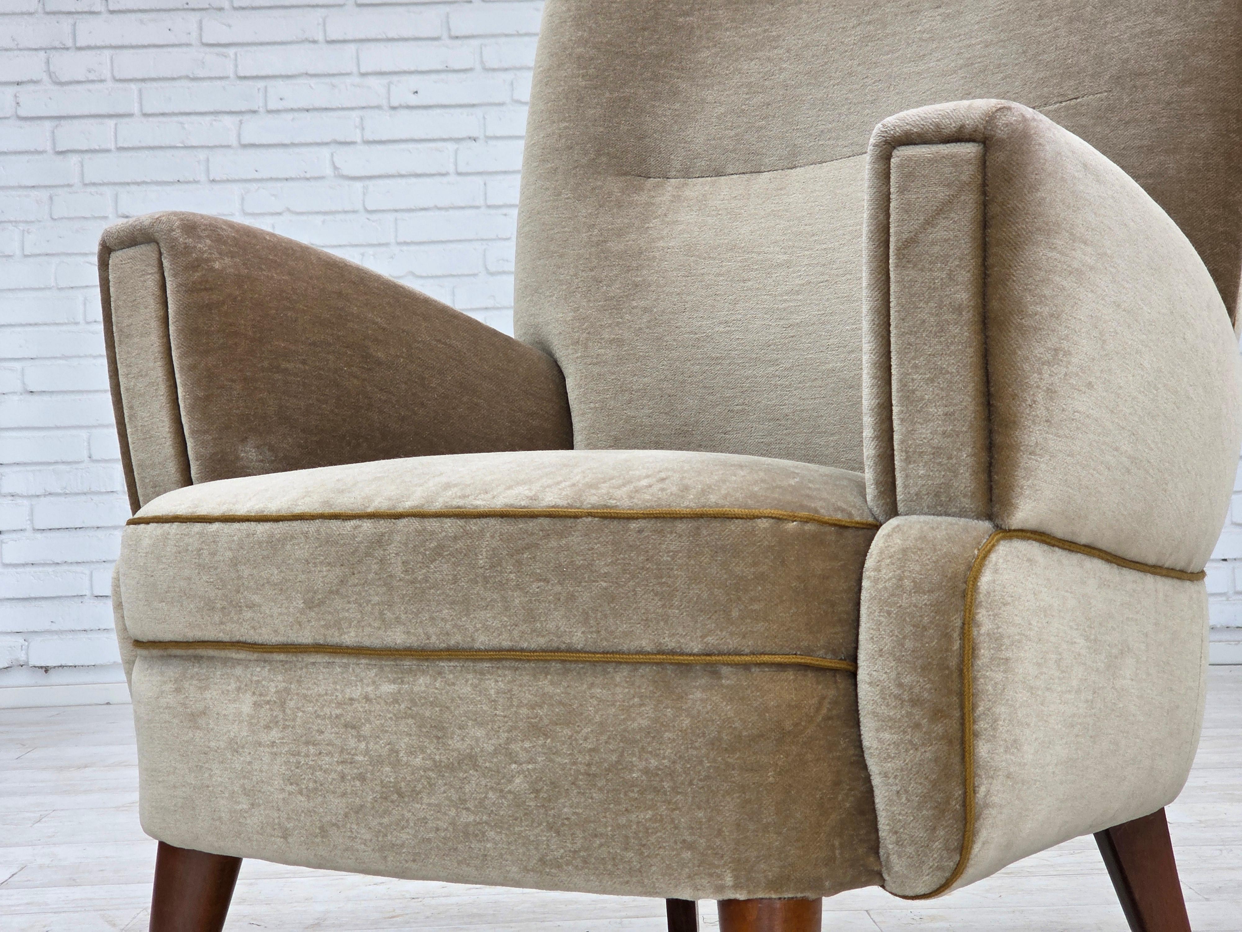 1970, fauteuil danois, velours de mobilier vert, pieds en bois de hêtre. en vente 10