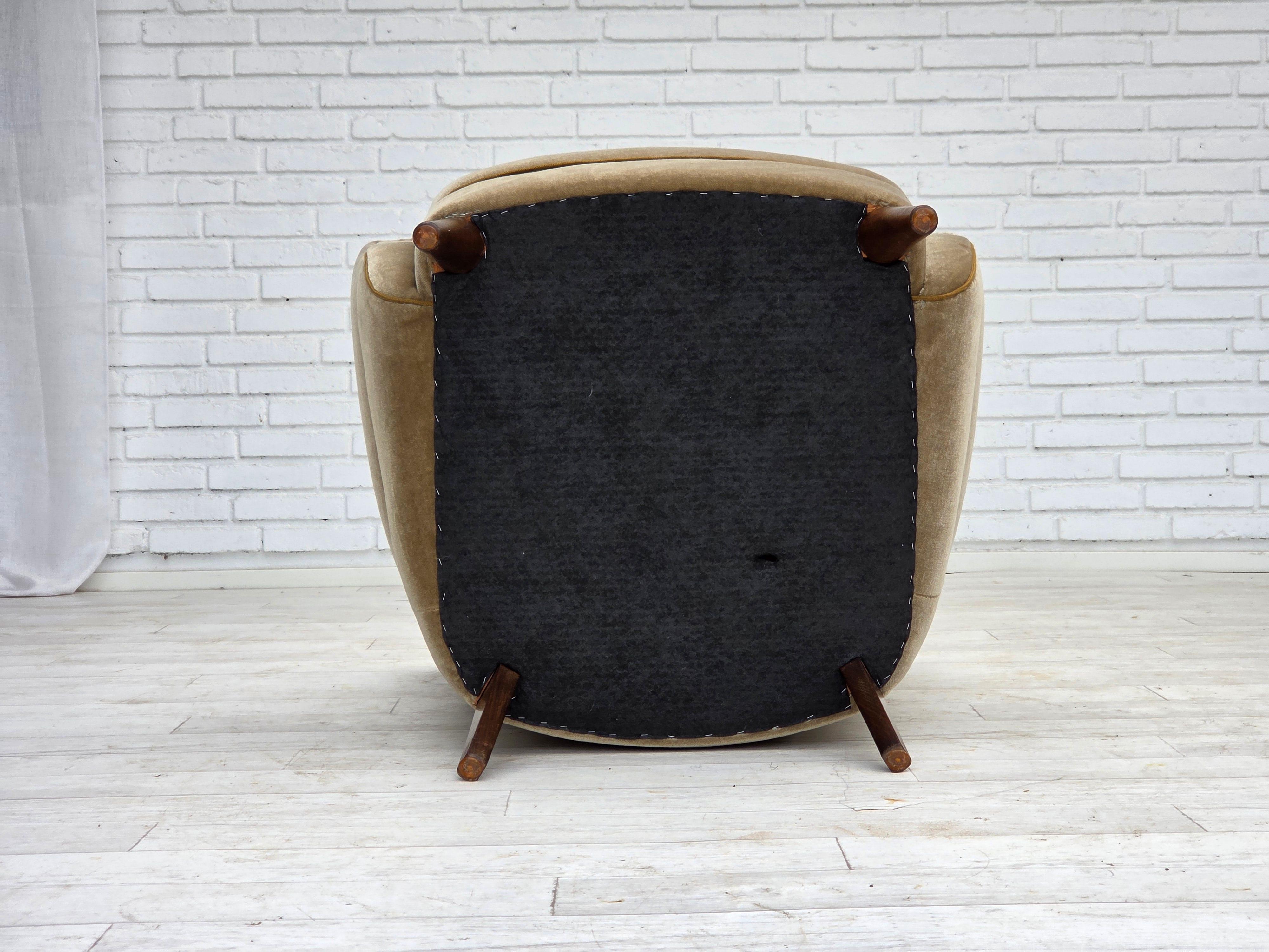 1970, fauteuil danois, velours de mobilier vert, pieds en bois de hêtre. en vente 11
