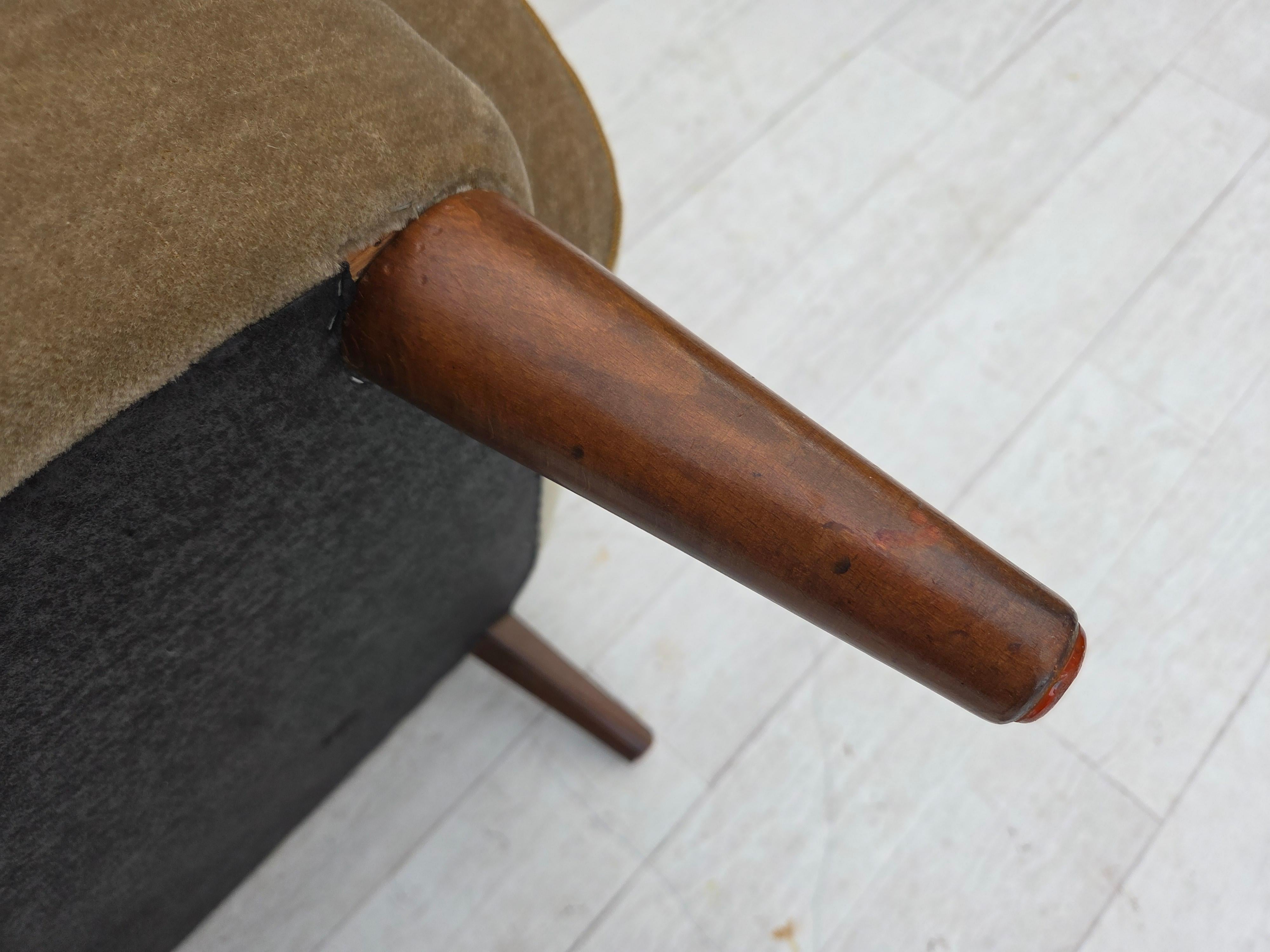 1970, fauteuil danois, velours de mobilier vert, pieds en bois de hêtre. en vente 12