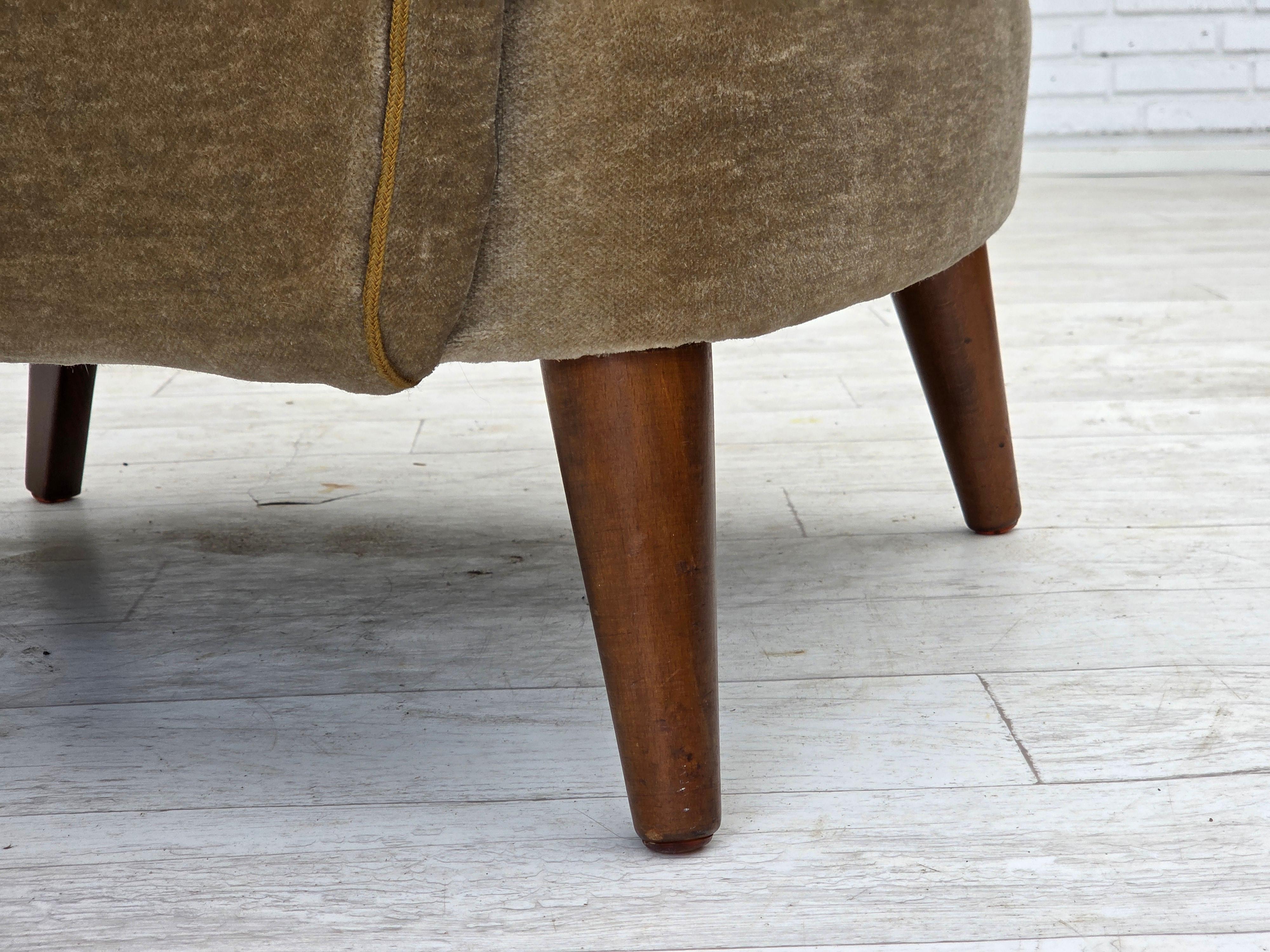 Scandinave moderne 1970, fauteuil danois, velours de mobilier vert, pieds en bois de hêtre. en vente