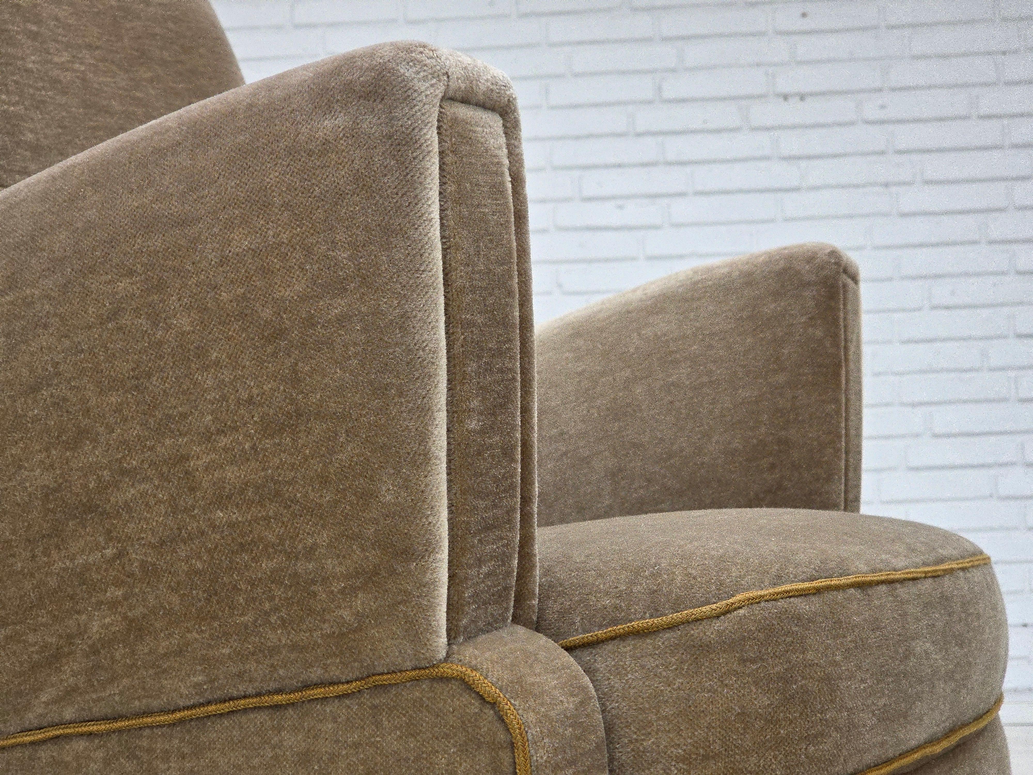 Danois 1970, fauteuil danois, velours de mobilier vert, pieds en bois de hêtre. en vente