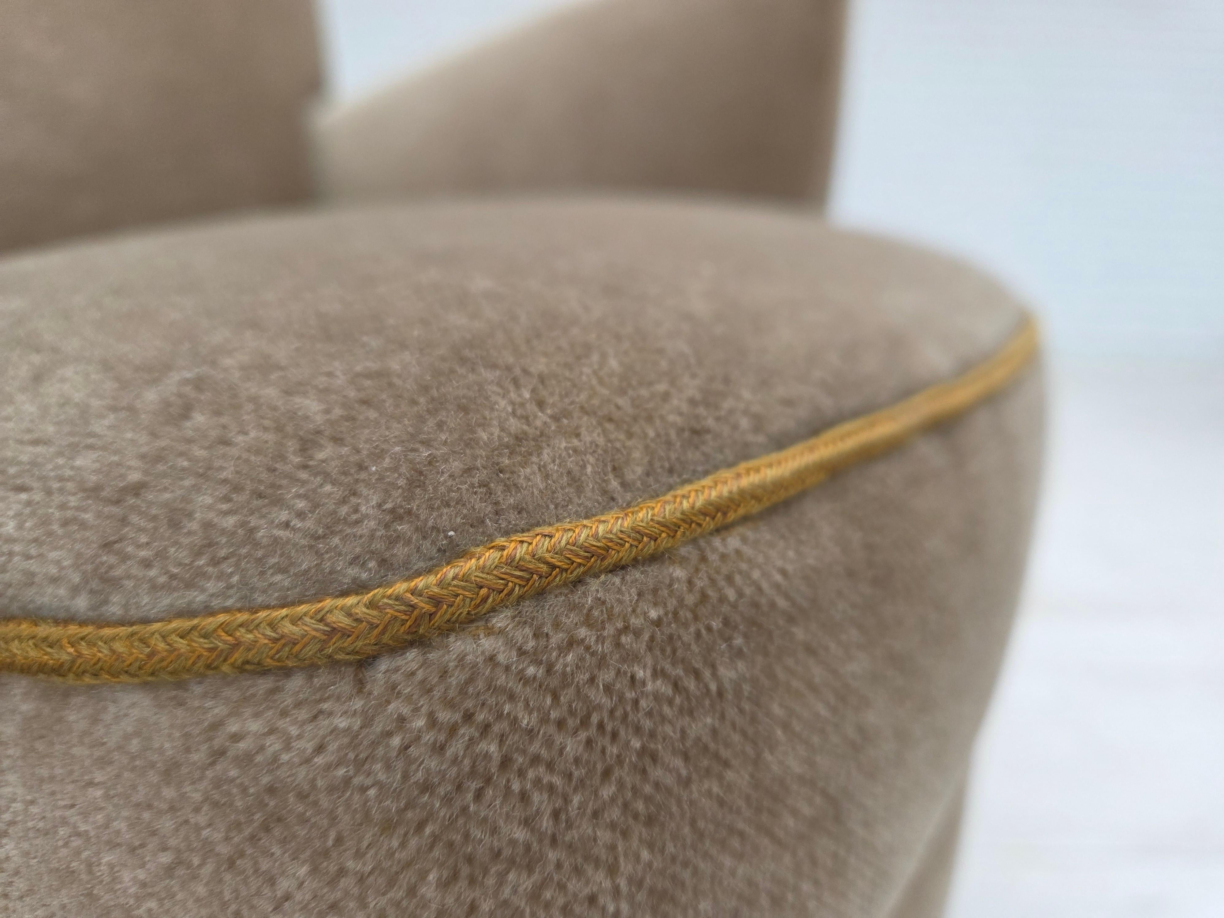 1970, fauteuil danois, velours de mobilier vert, pieds en bois de hêtre. Bon état - En vente à Tarm, 82