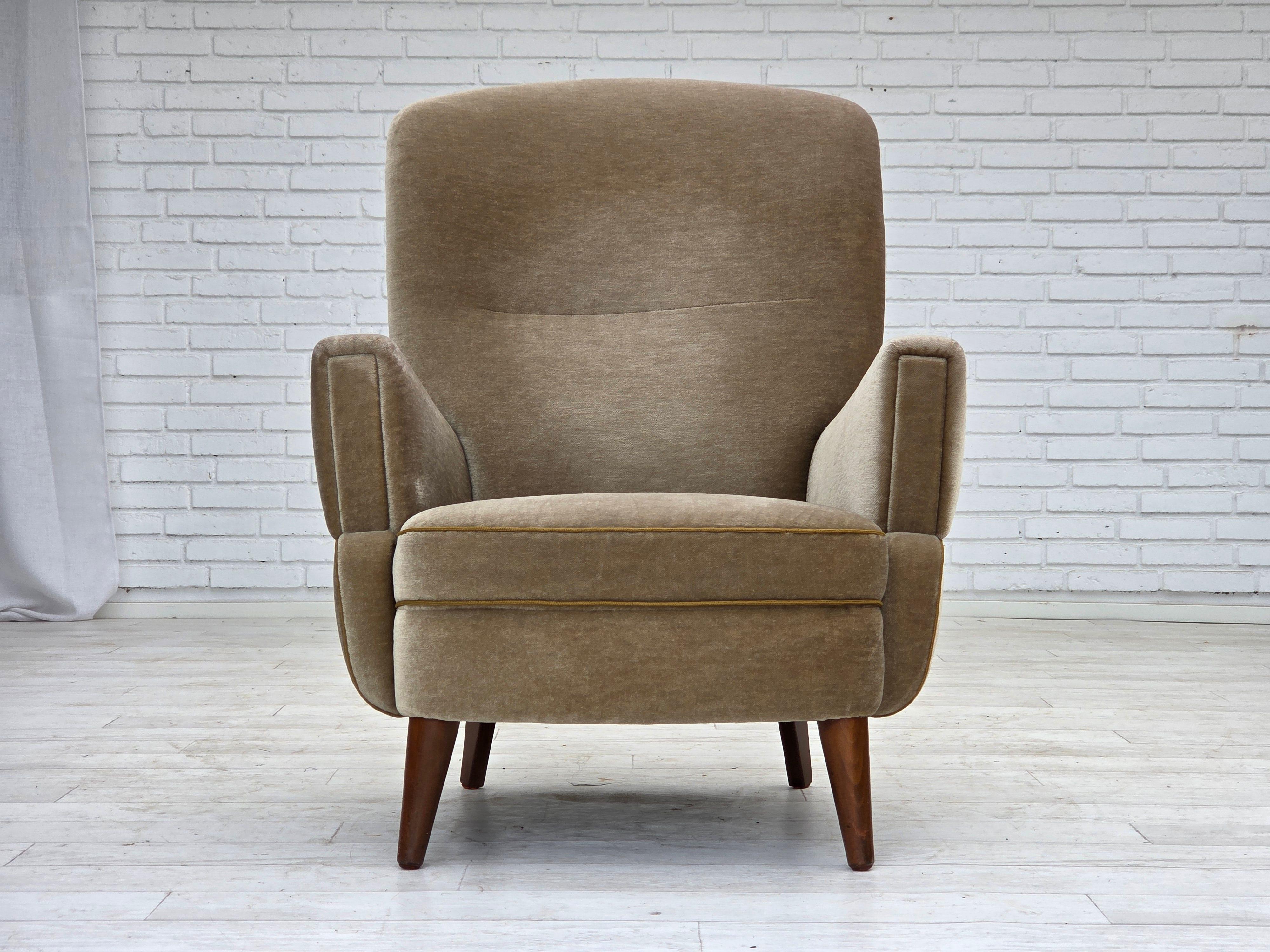 Fin du 20e siècle 1970, fauteuil danois, velours de mobilier vert, pieds en bois de hêtre. en vente