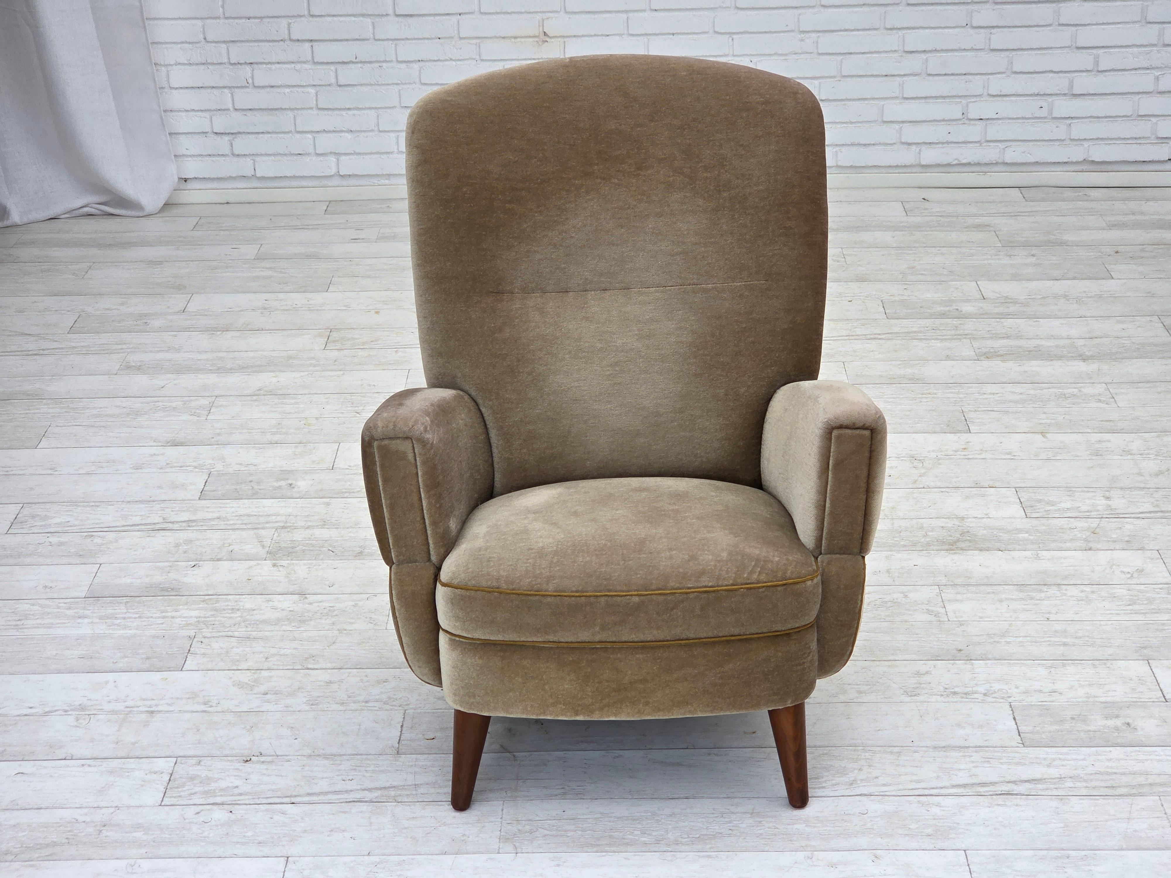 Velours 1970, fauteuil danois, velours de mobilier vert, pieds en bois de hêtre. en vente
