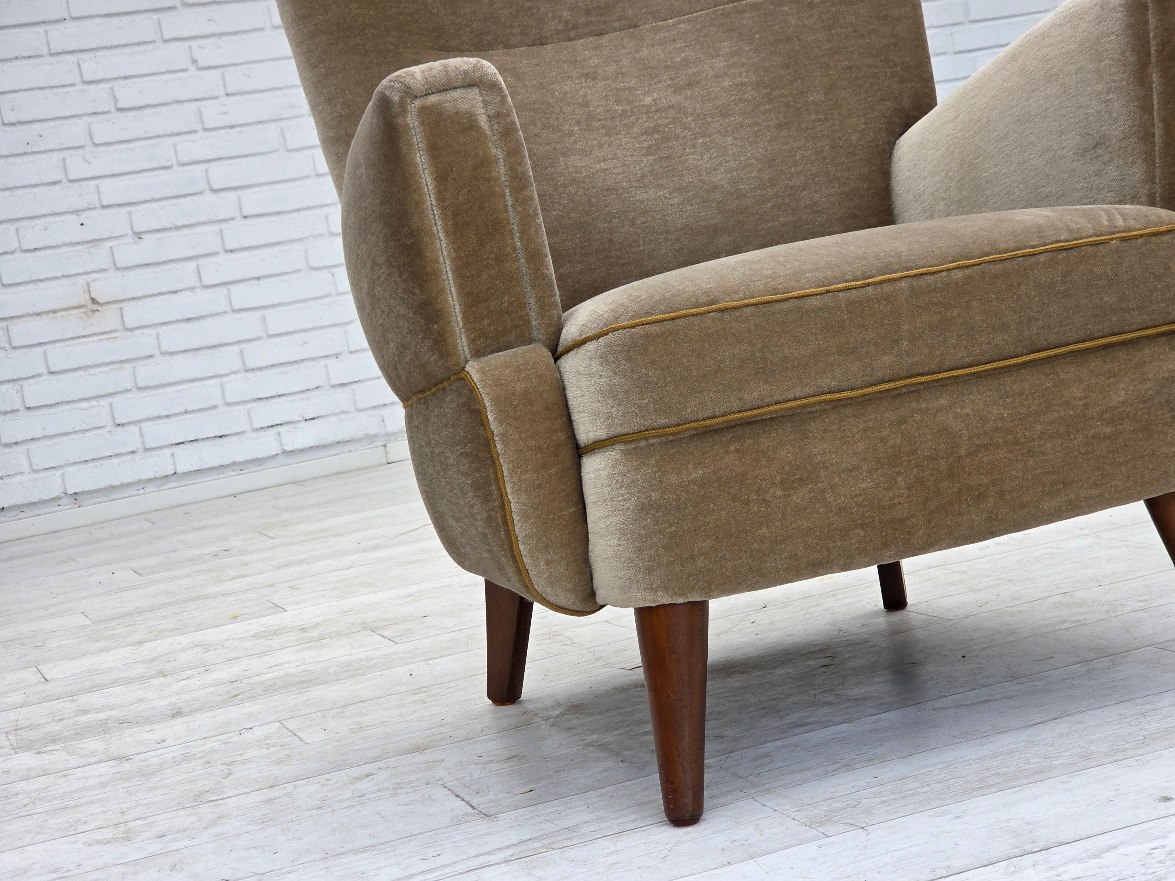 1970, fauteuil danois, velours de mobilier vert, pieds en bois de hêtre. en vente 1