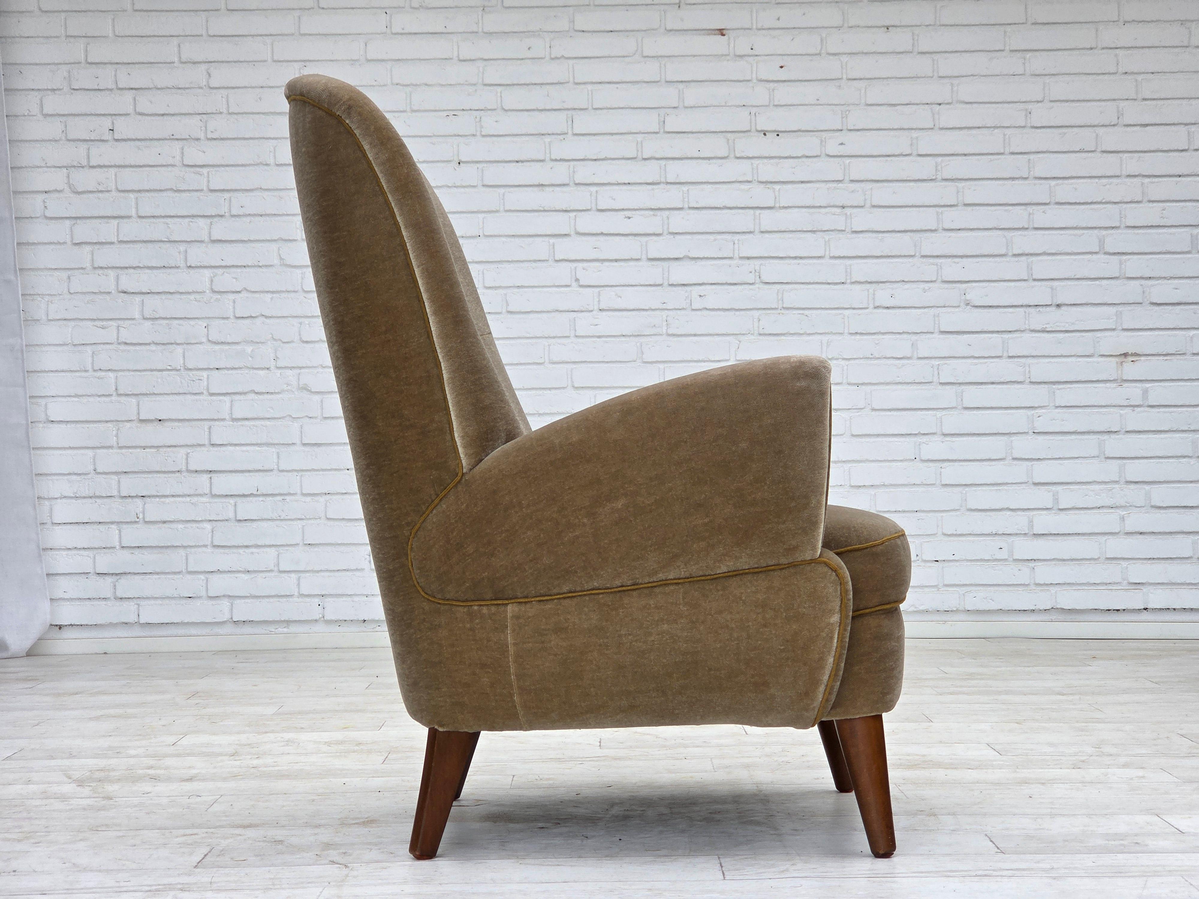 1970, fauteuil danois, velours de mobilier vert, pieds en bois de hêtre. en vente 2