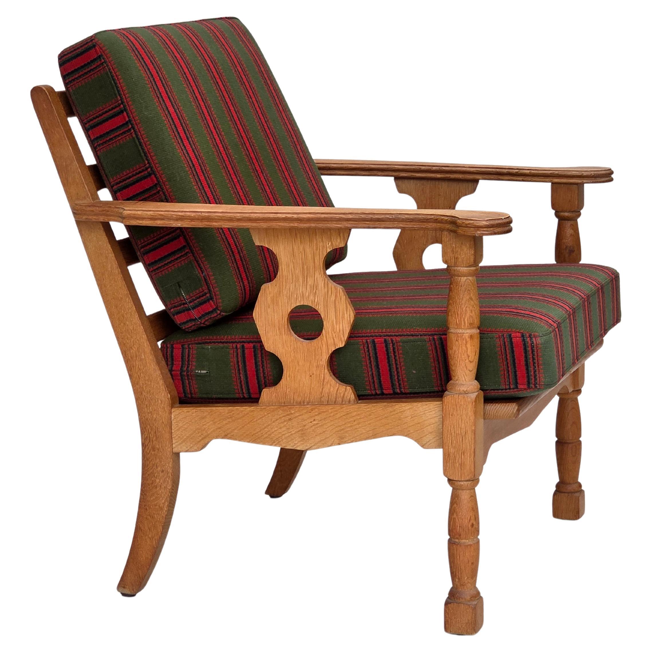 1970er, Dänischer Sessel, grüne Möbelwolle, massives Eichenholz.