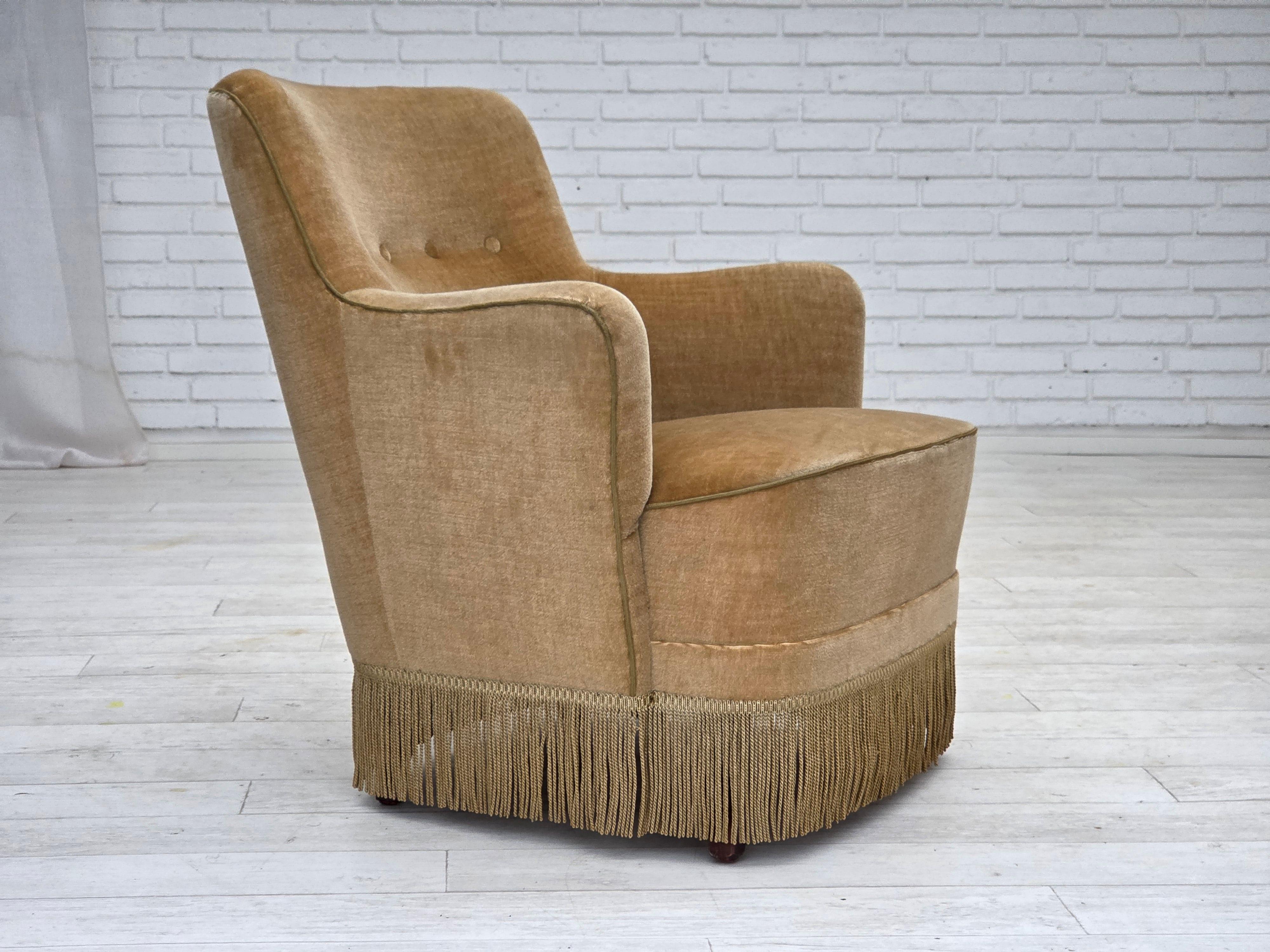 Anni '70, Poltrona danese. Velluto da arredamento verde chiaro, molle nella seduta, gambe in legno di faggio. Condizioni originali molto buone: nessun odore, nessuna macchia e struttura stabile. Prodotto da un produttore di mobili danese negli anni