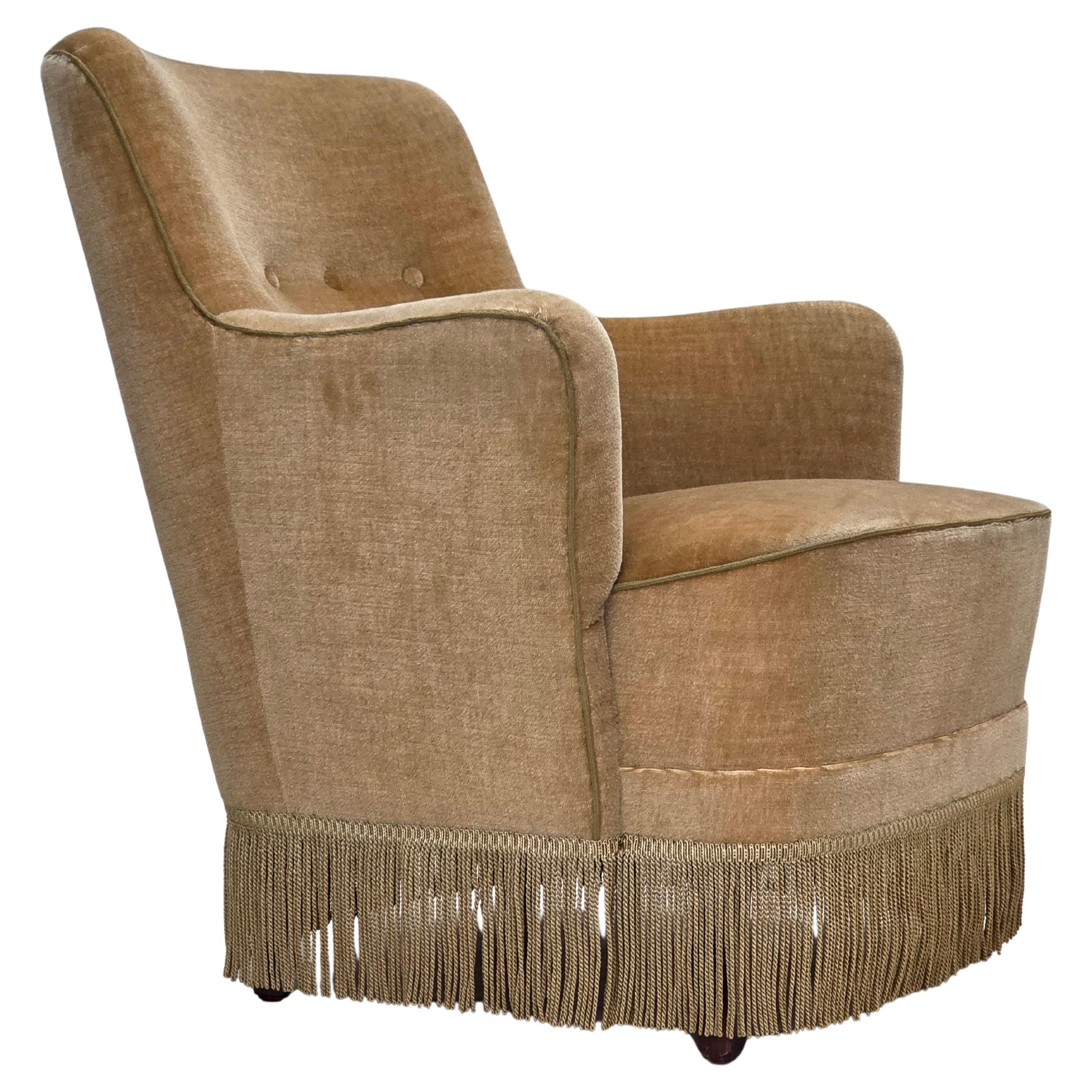 1970, fauteuil danois, velours d'ameublement vert clair.