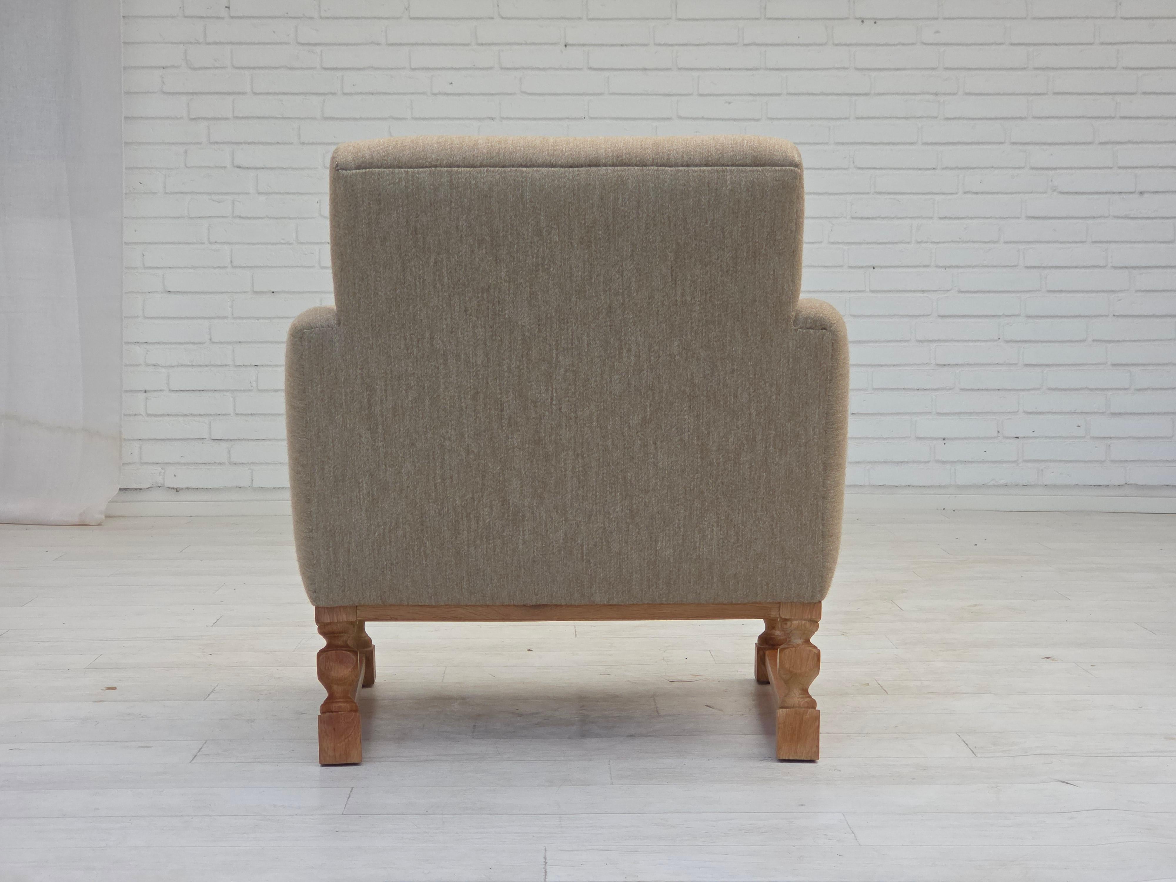1970, fauteuil danois, laine d'ameublement beige d'origine, bois de chêne massif. en vente 7