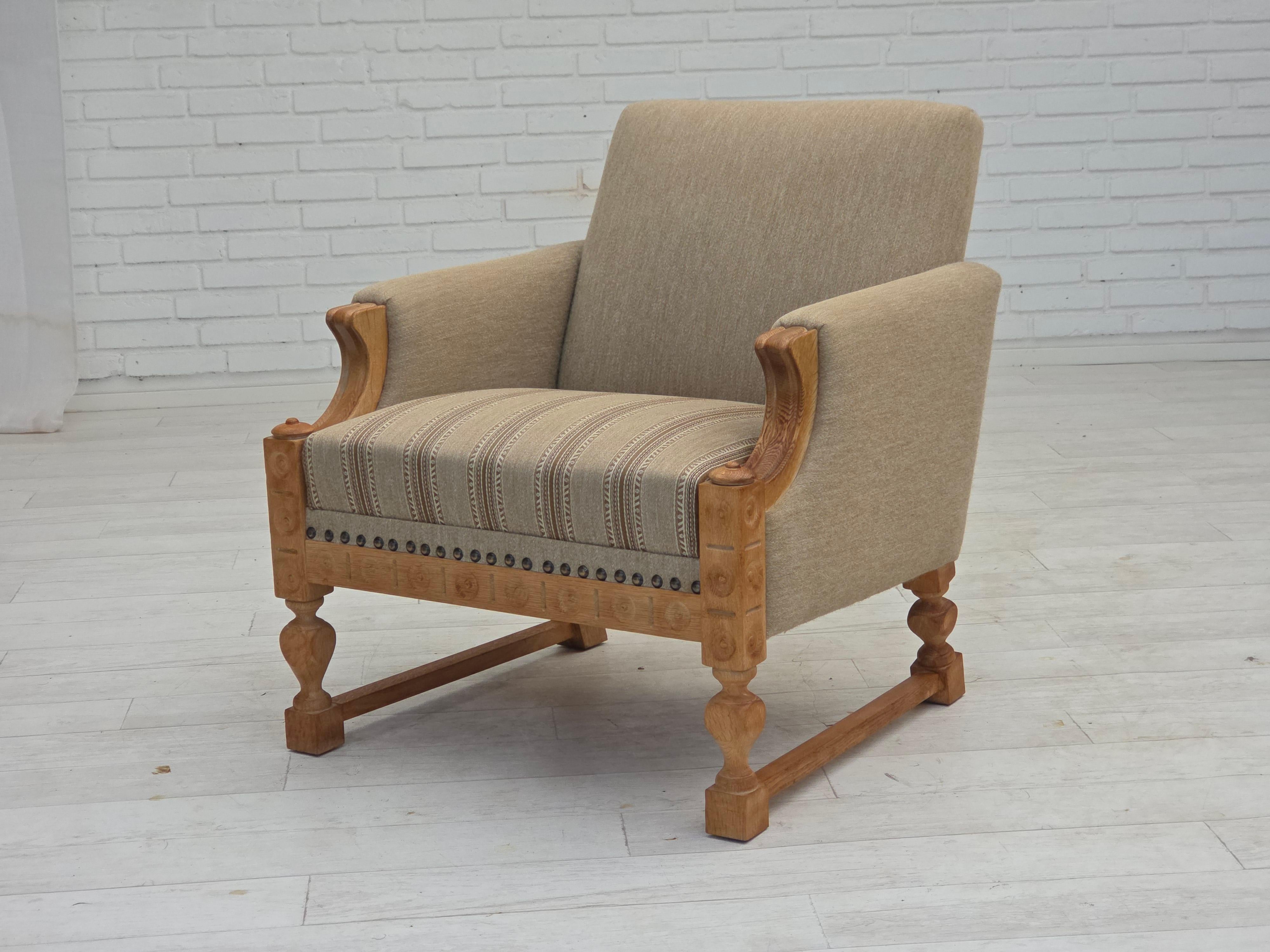 1970, fauteuil danois, laine d'ameublement beige d'origine, bois de chêne massif. en vente 11