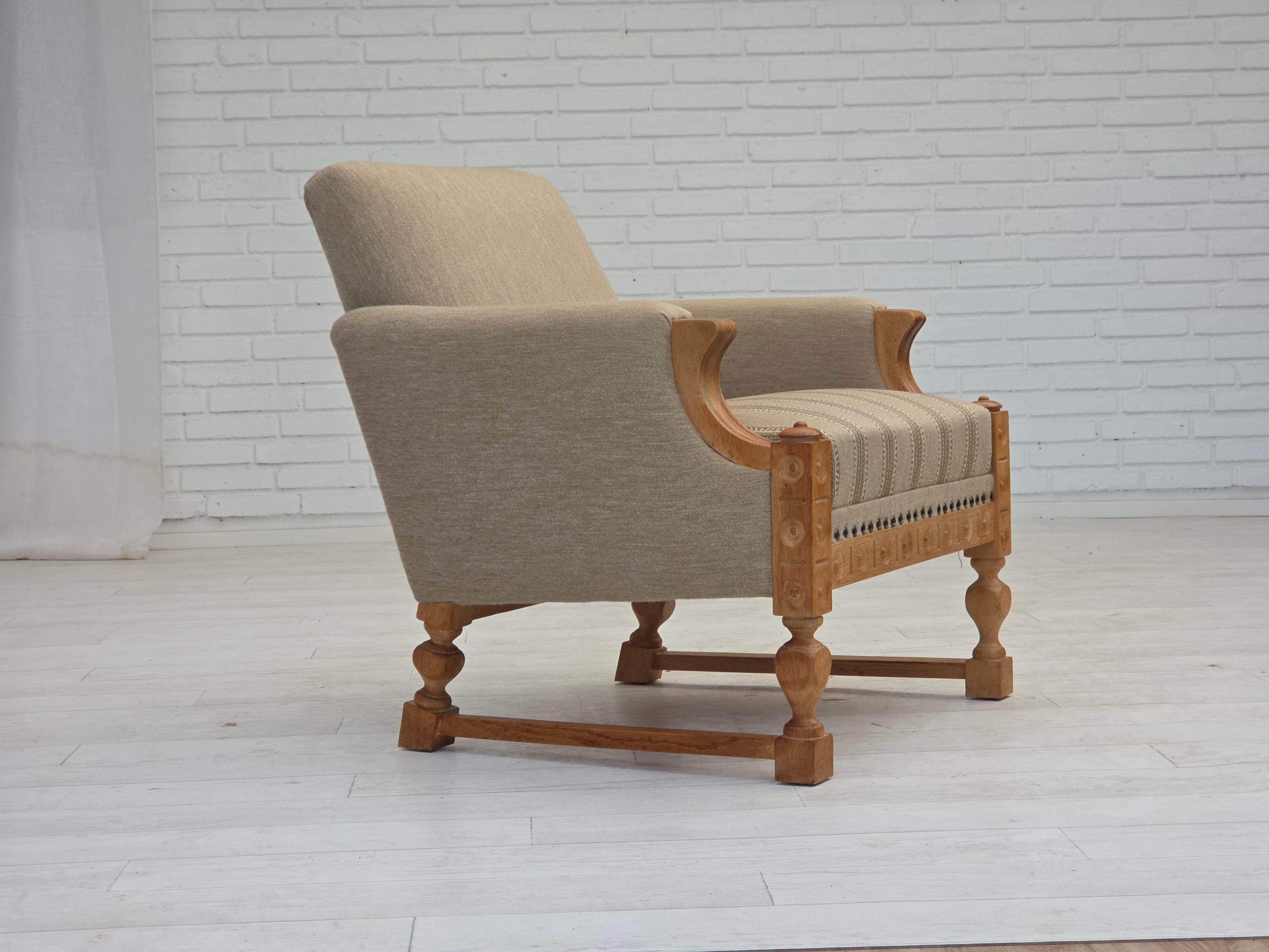 1970, fauteuil danois. Meuble original en laine beige, bois de chêne massif, ressorts dans l'assise. Très bon état d'origine : pas d'odeurs, pas de taches et construction stable. Fabriqué par un fabricant de meubles danois dans les années 1970-1975.
