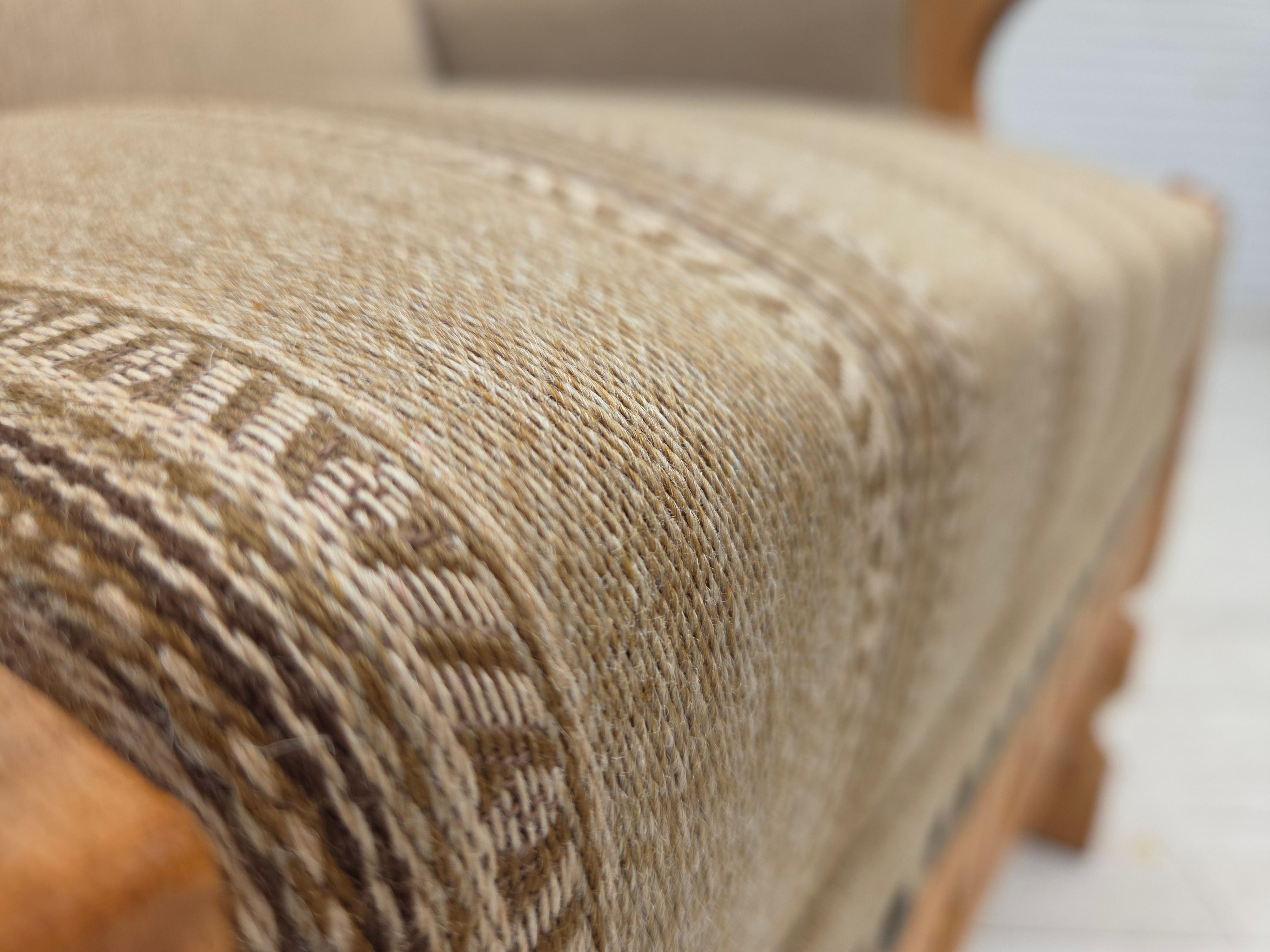 Danois 1970, fauteuil danois, laine d'ameublement beige d'origine, bois de chêne massif. en vente