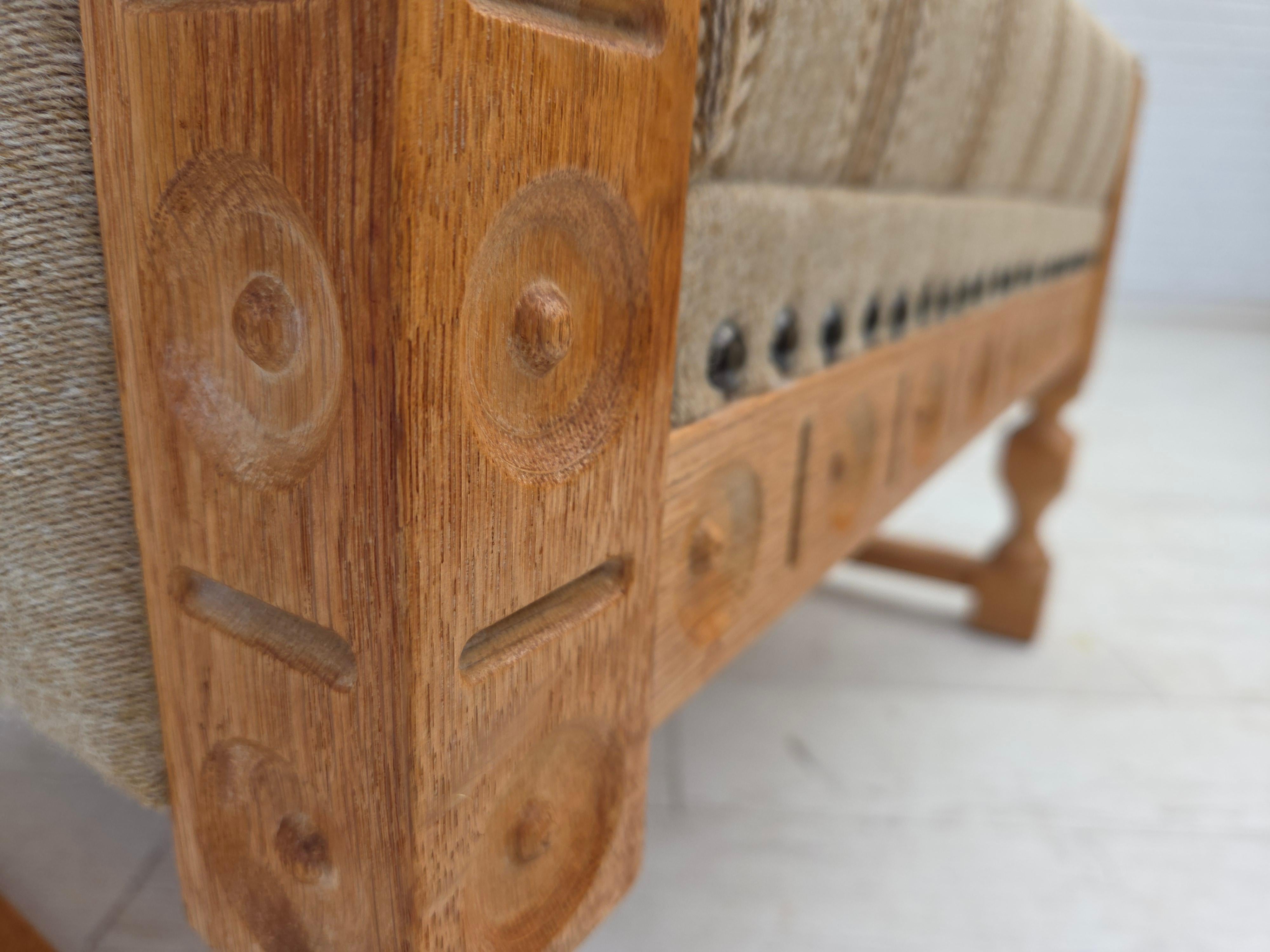 1970, fauteuil danois, laine d'ameublement beige d'origine, bois de chêne massif. Bon état - En vente à Tarm, 82