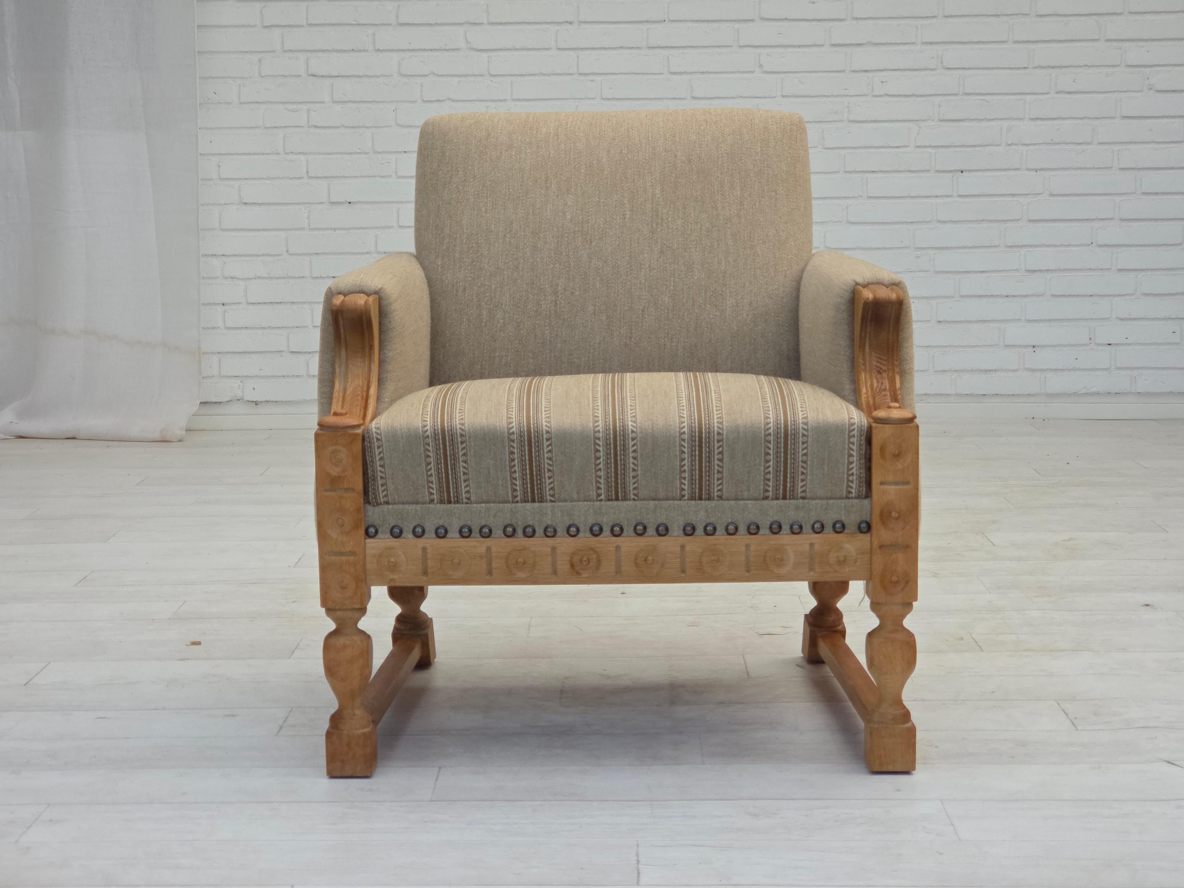 1970, fauteuil danois, laine d'ameublement beige d'origine, bois de chêne massif. en vente 2