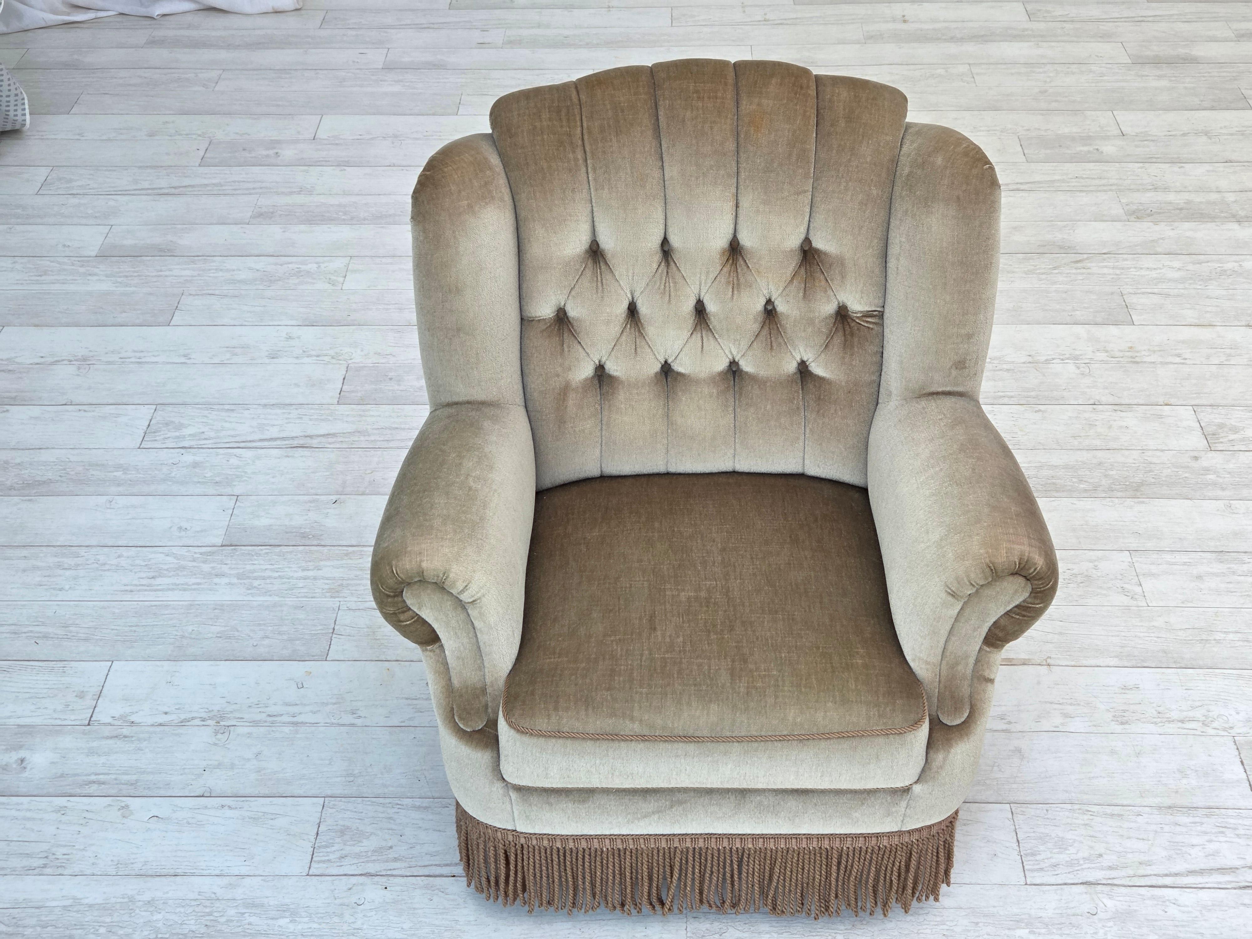 Velours 1970s, Fauteuil danois, état d'origine, meuble velours, bois de hêtre. en vente
