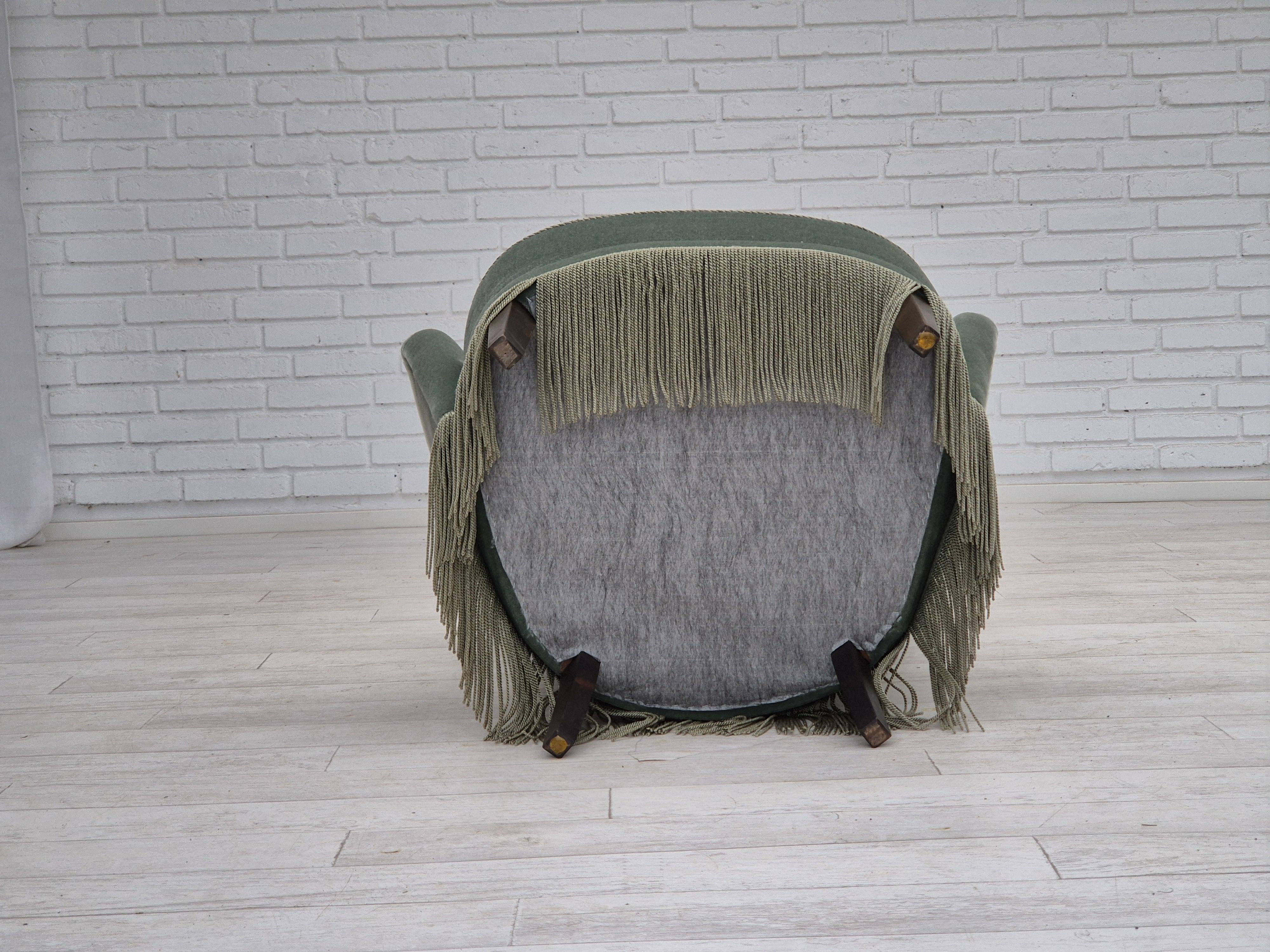 Anni '70, poltrona danese, condizioni originali, arredamento in velluto, gambe in legno di faggio. in vendita 3