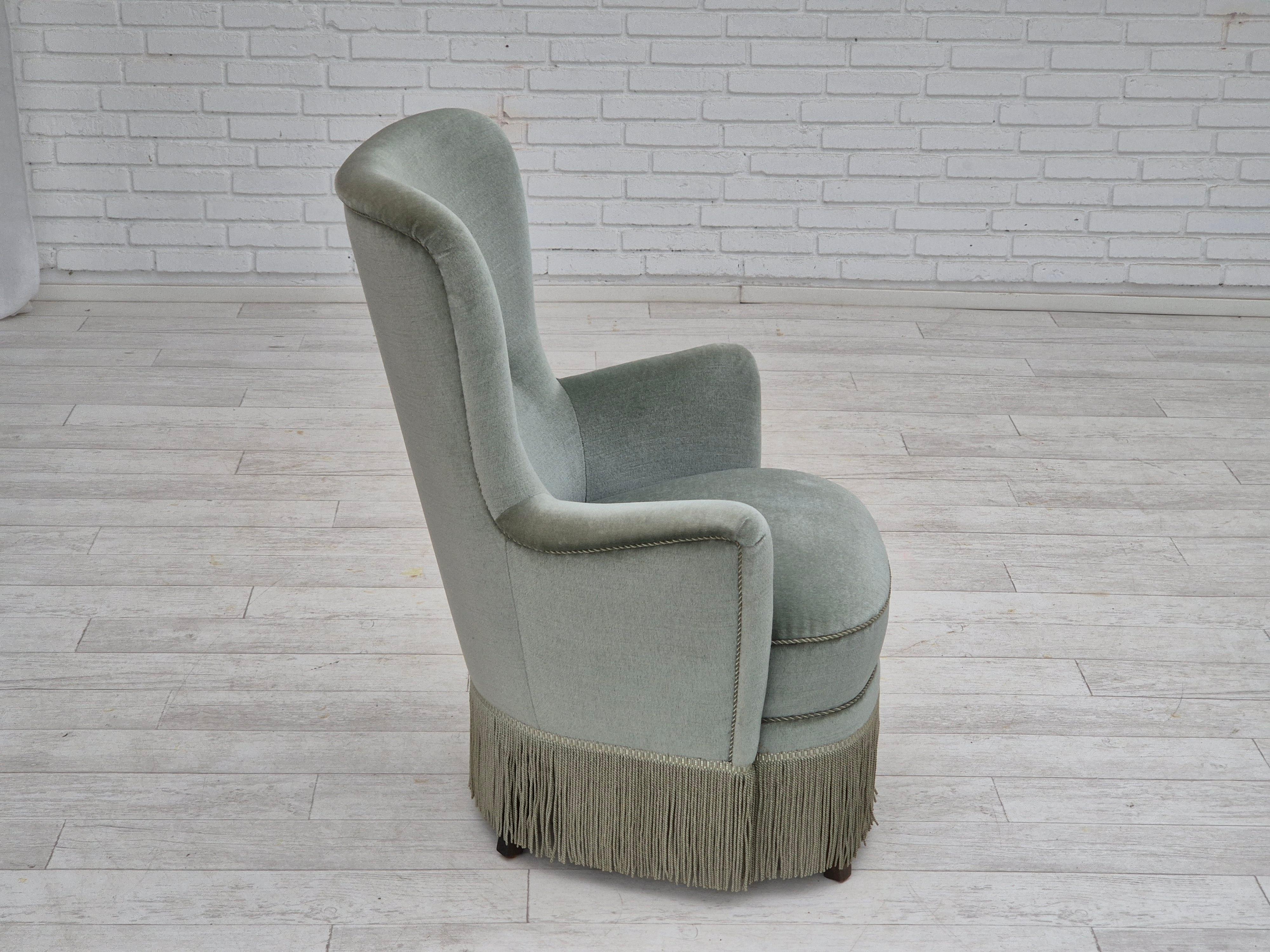 Anni '70, poltrona danese, condizioni originali, arredamento in velluto, gambe in legno di faggio. in vendita 8