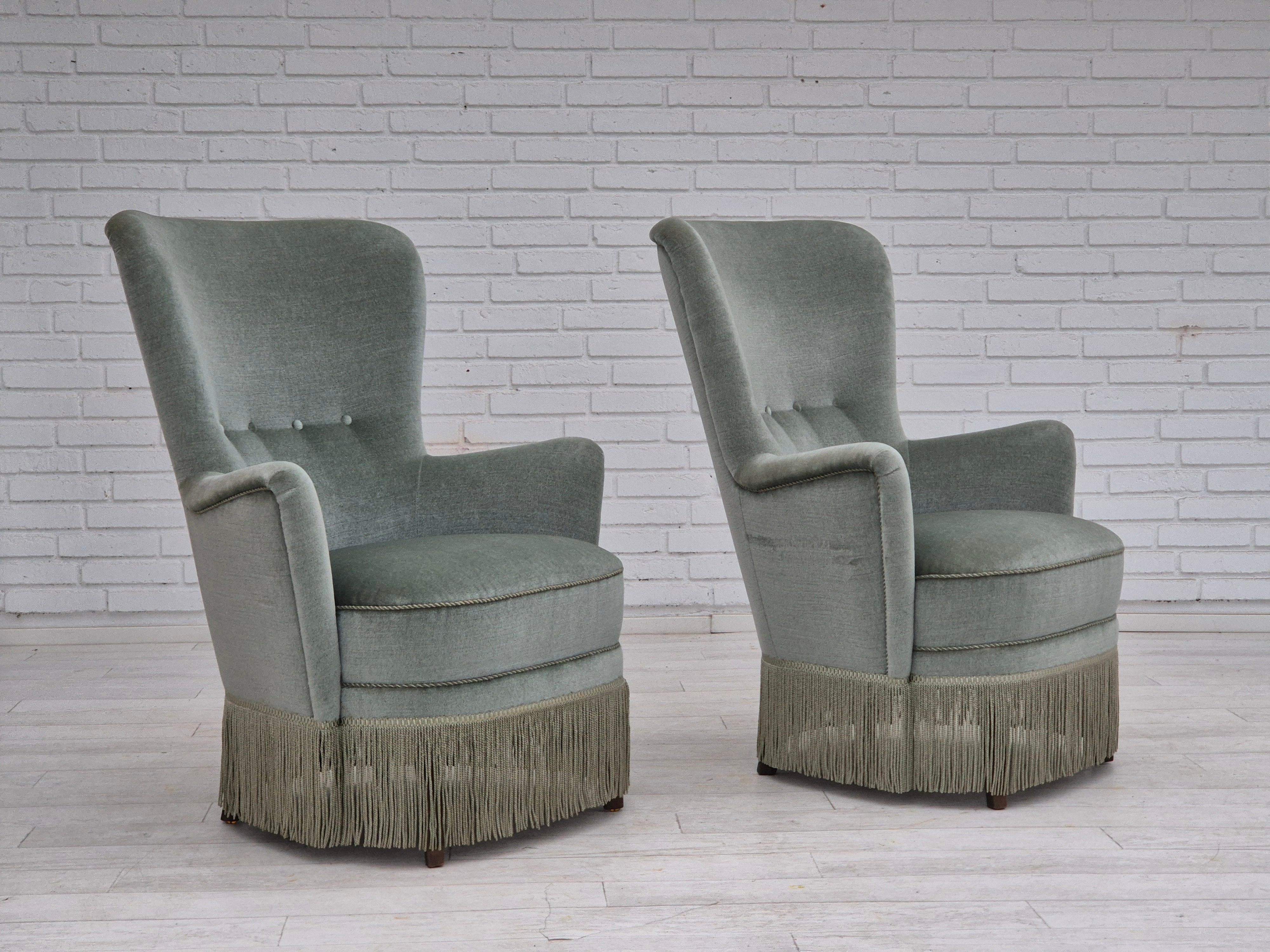Scandinavo moderno Anni '70, poltrona danese, condizioni originali, arredamento in velluto, gambe in legno di faggio. in vendita