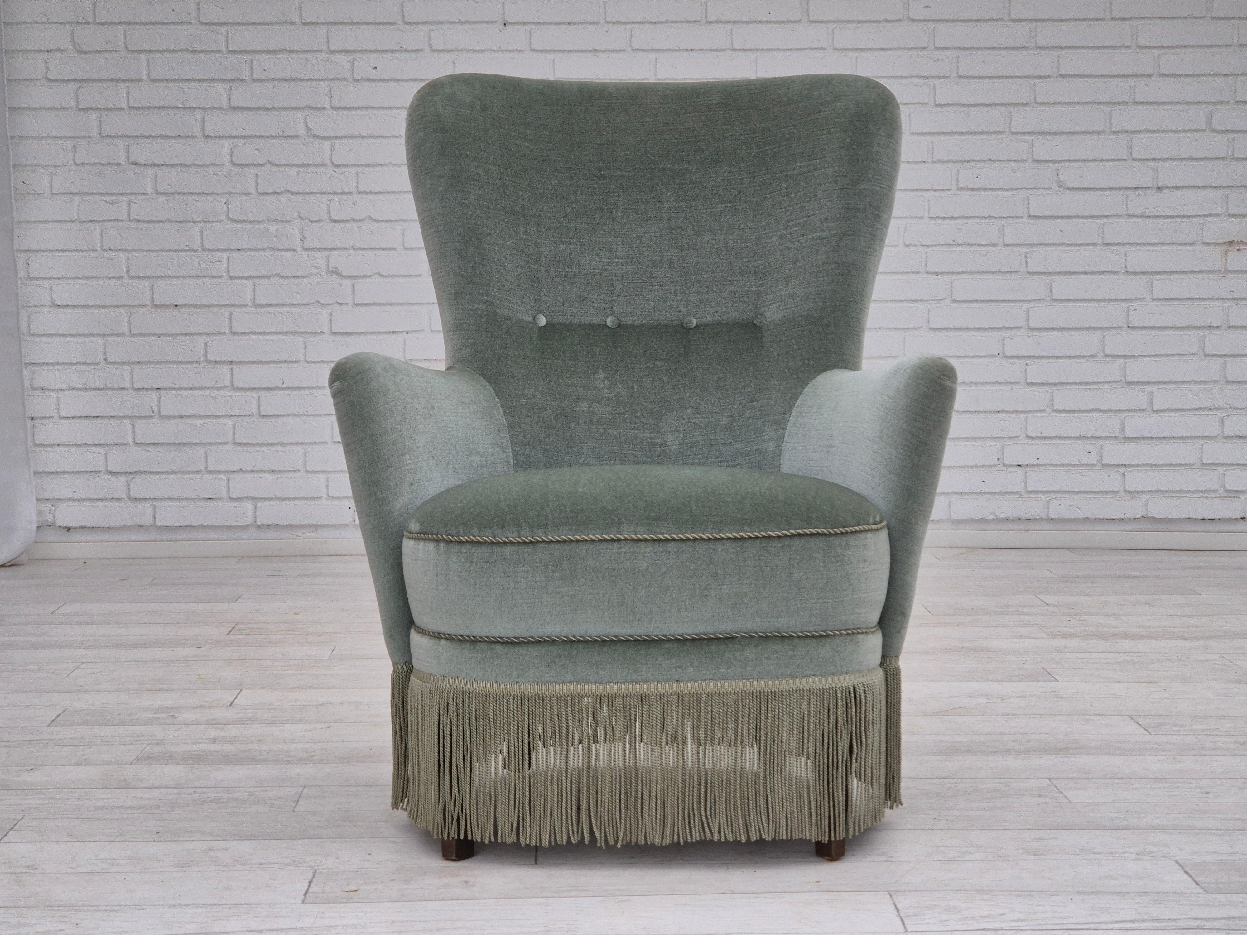 Anni '70, poltrona danese, condizioni originali, arredamento in velluto, gambe in legno di faggio. In condizioni buone in vendita a Tarm, 82