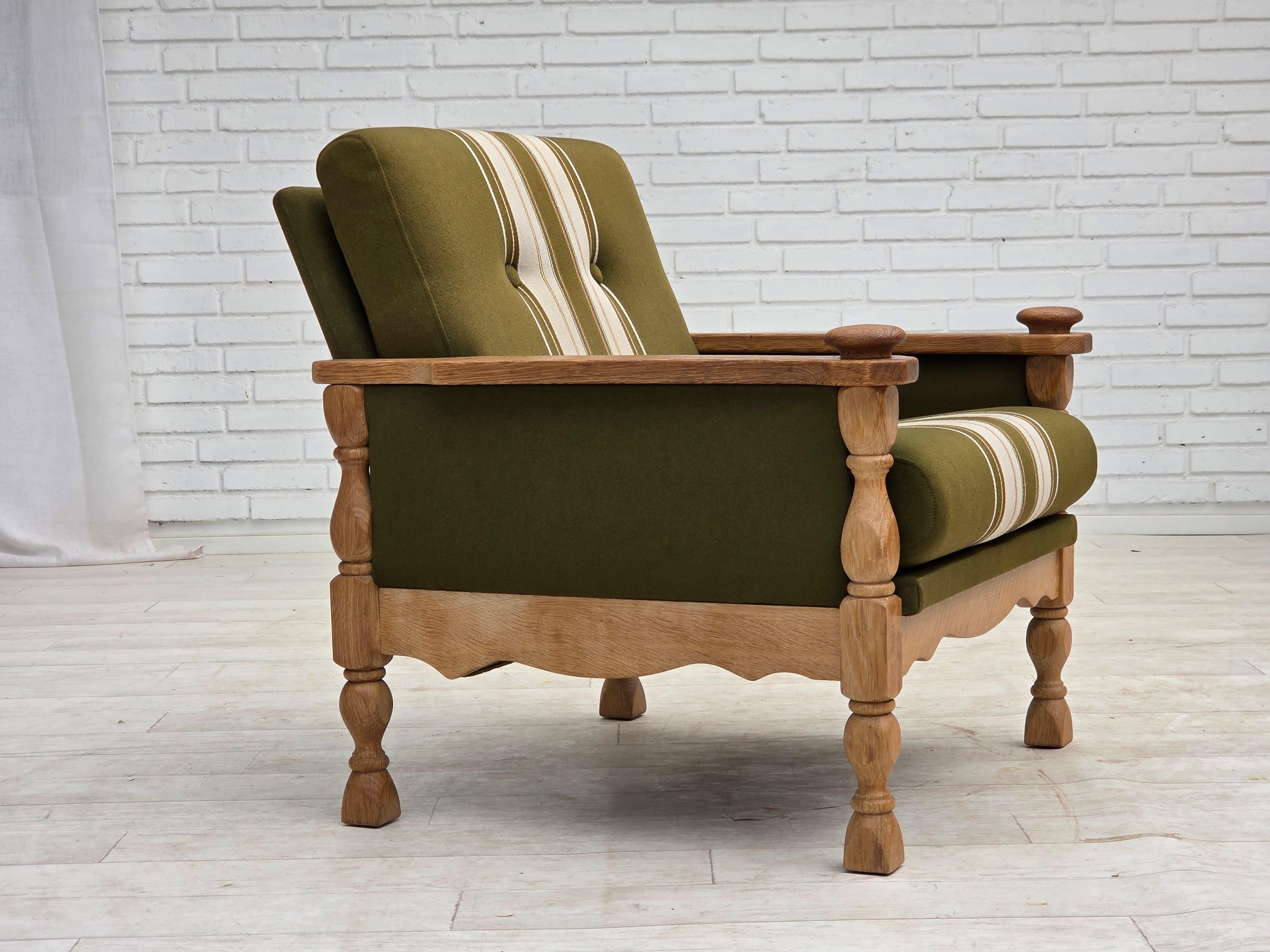 Anni '70, Poltrona danese. Condizioni originali molto buone: nessun odore, nessuna macchia e struttura stabile. Mobili originali in lana verde, legno massiccio di Oak, molle nella seduta. Prodotto da un produttore di mobili danese negli anni 1970-75