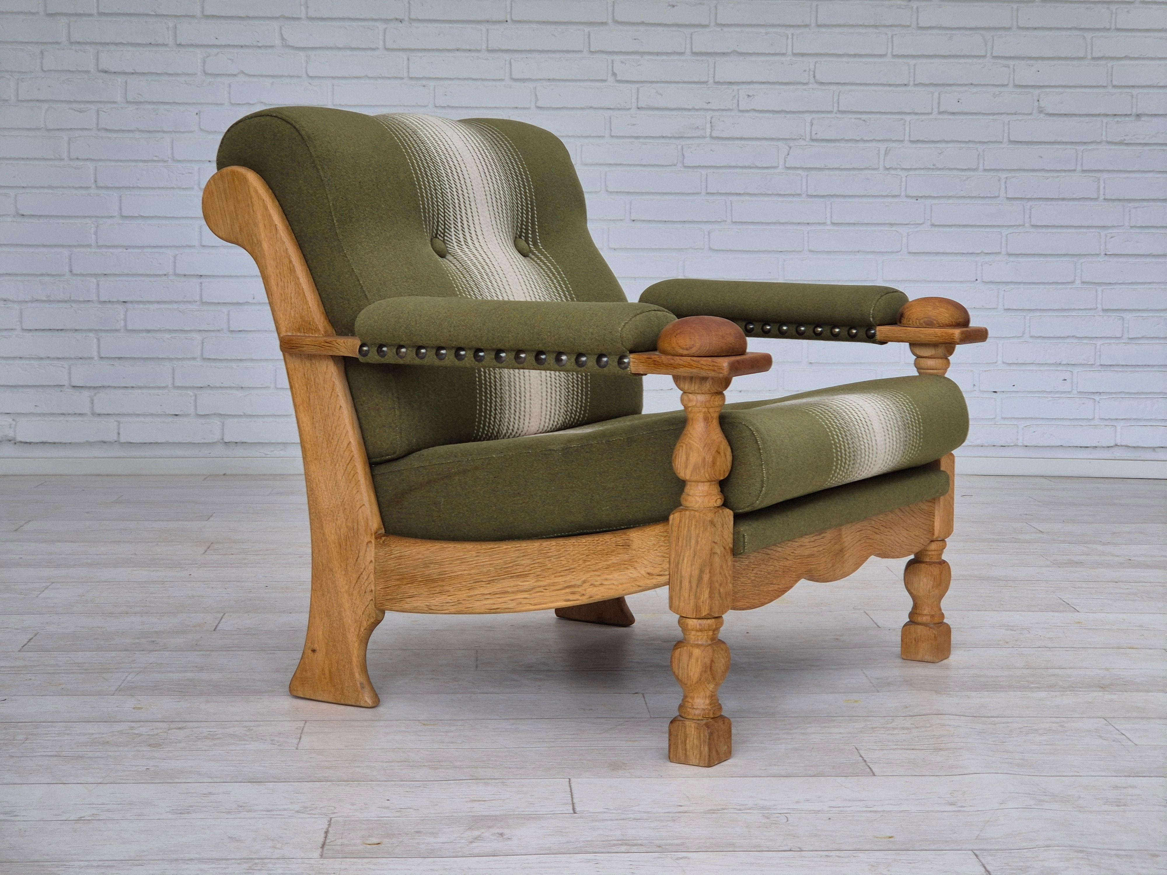 Sillón danés de los años 1970 en muy buen estado original: sin olores ni manchas. Mueble verde tejido de lana, madera maciza de roble. Fabricado por un fabricante danés de muebles hacia 1970.