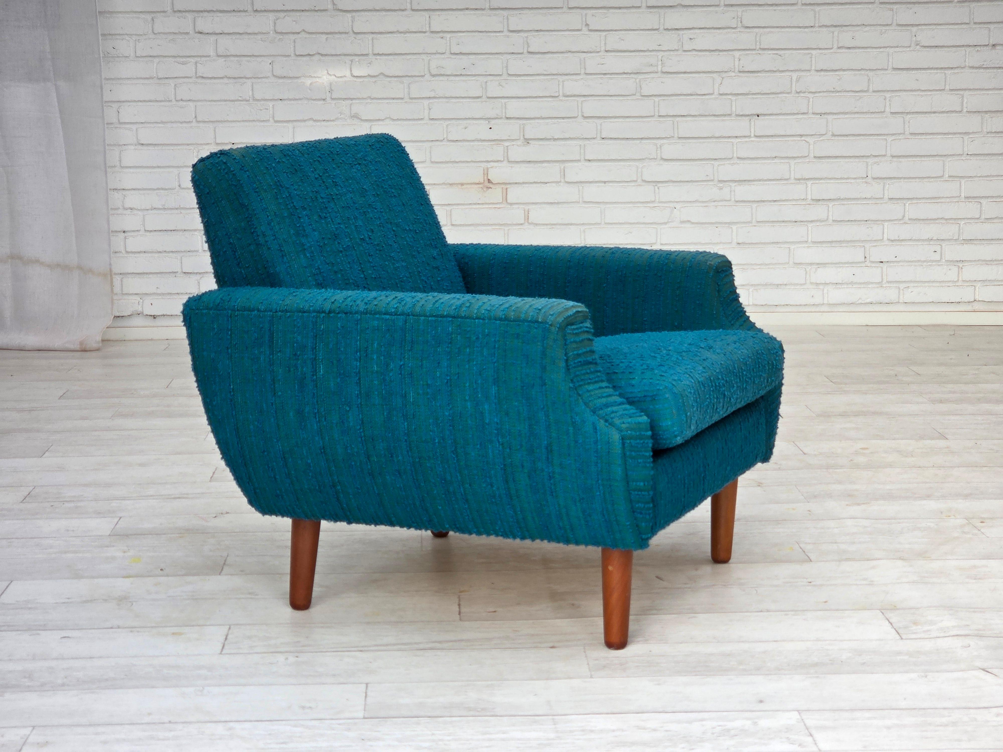 Años 70, sillón danés. Mueble original azul/verde lana, patas de madera de teca, muelles en los cojines del asiento. Buen estado original: sin olores, sin manchas y construcción estable. Fabricado por un fabricante de muebles danés entre 1970 y