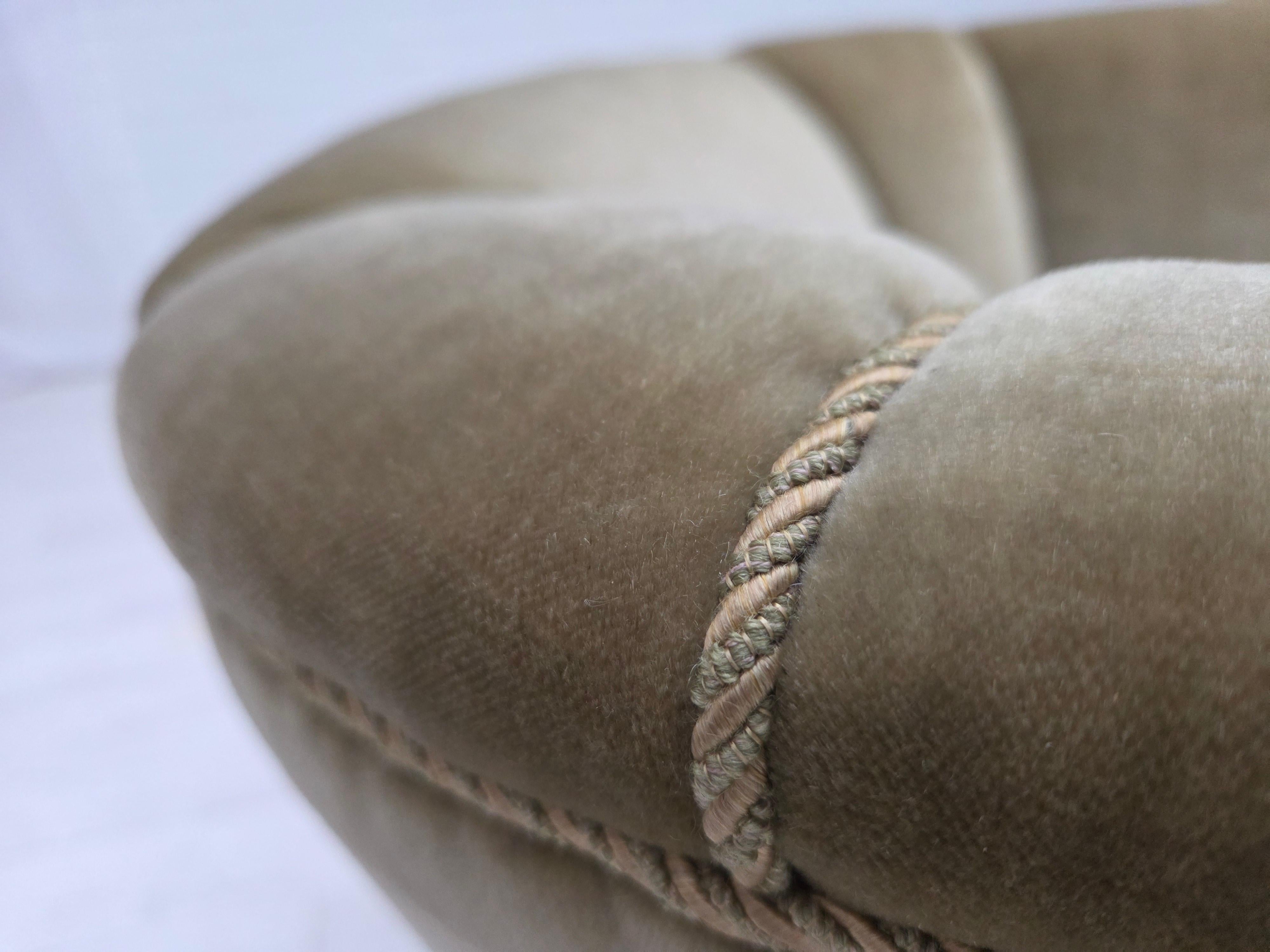 Años 70, sillón danés, muebles originales de terciopelo verde, madera de roble. en venta 3