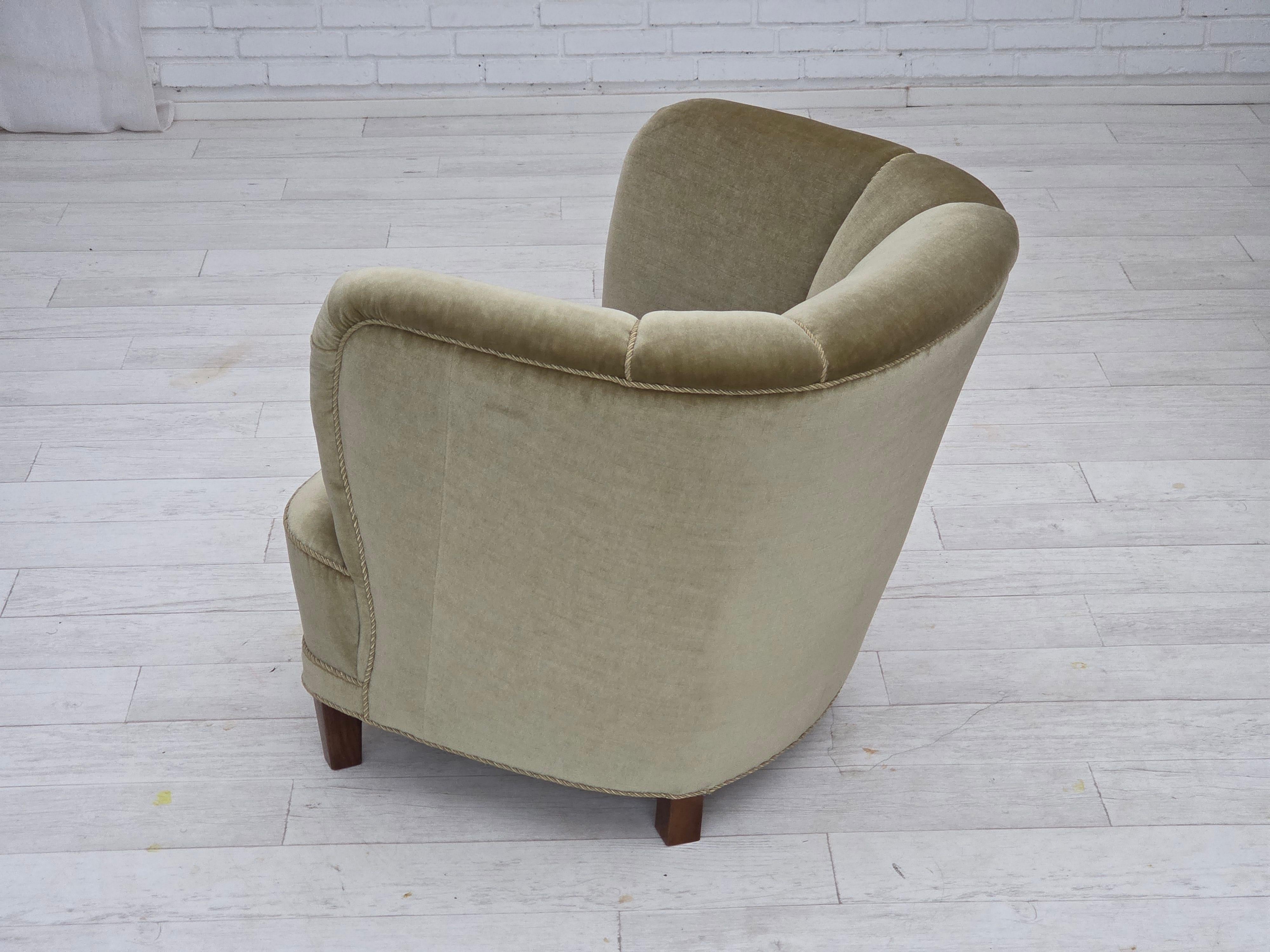 Años 70, sillón danés, muebles originales de terciopelo verde, madera de roble. en venta 5