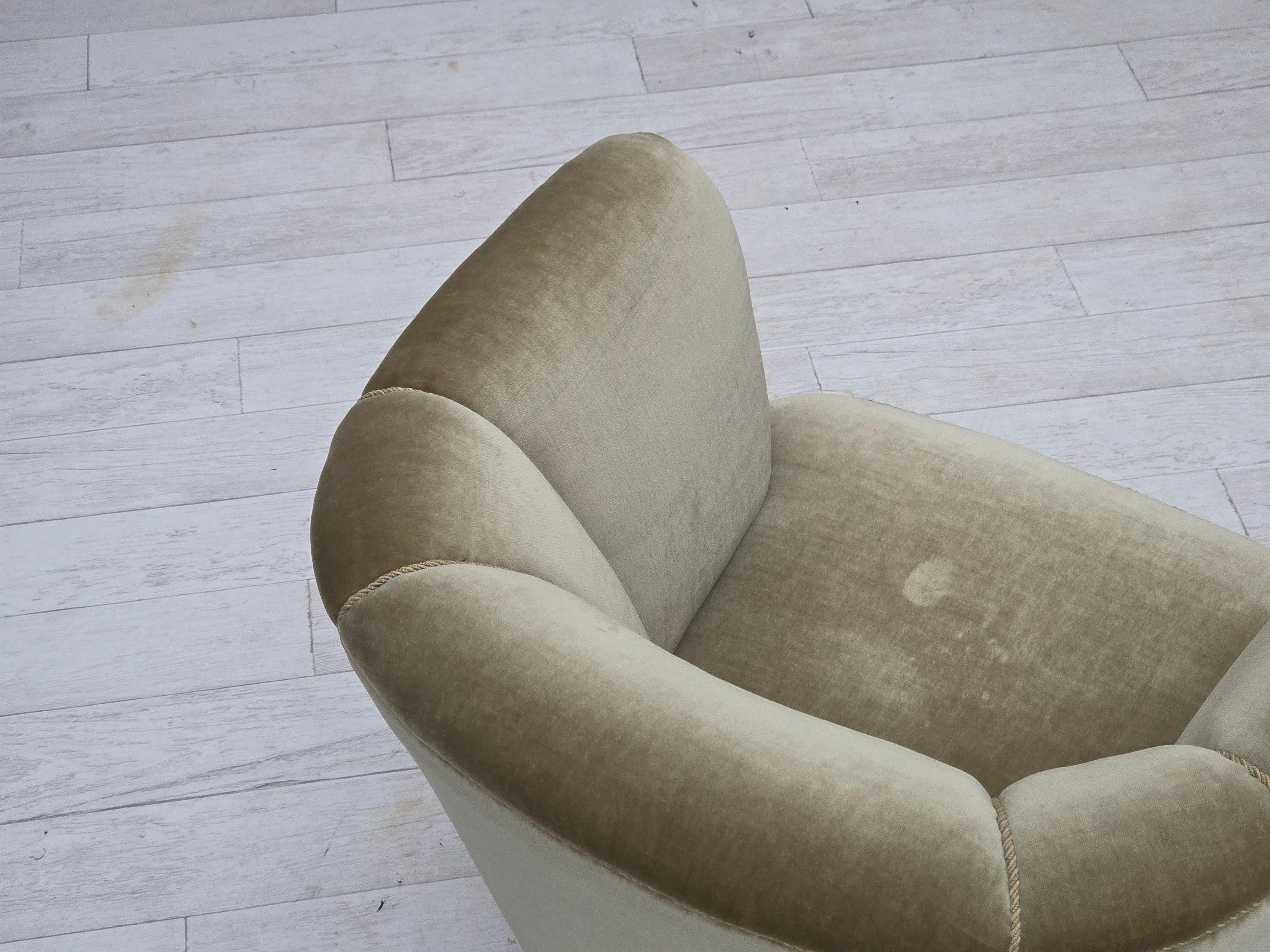 Años 70, sillón danés, muebles originales de terciopelo verde, madera de roble. en venta 7