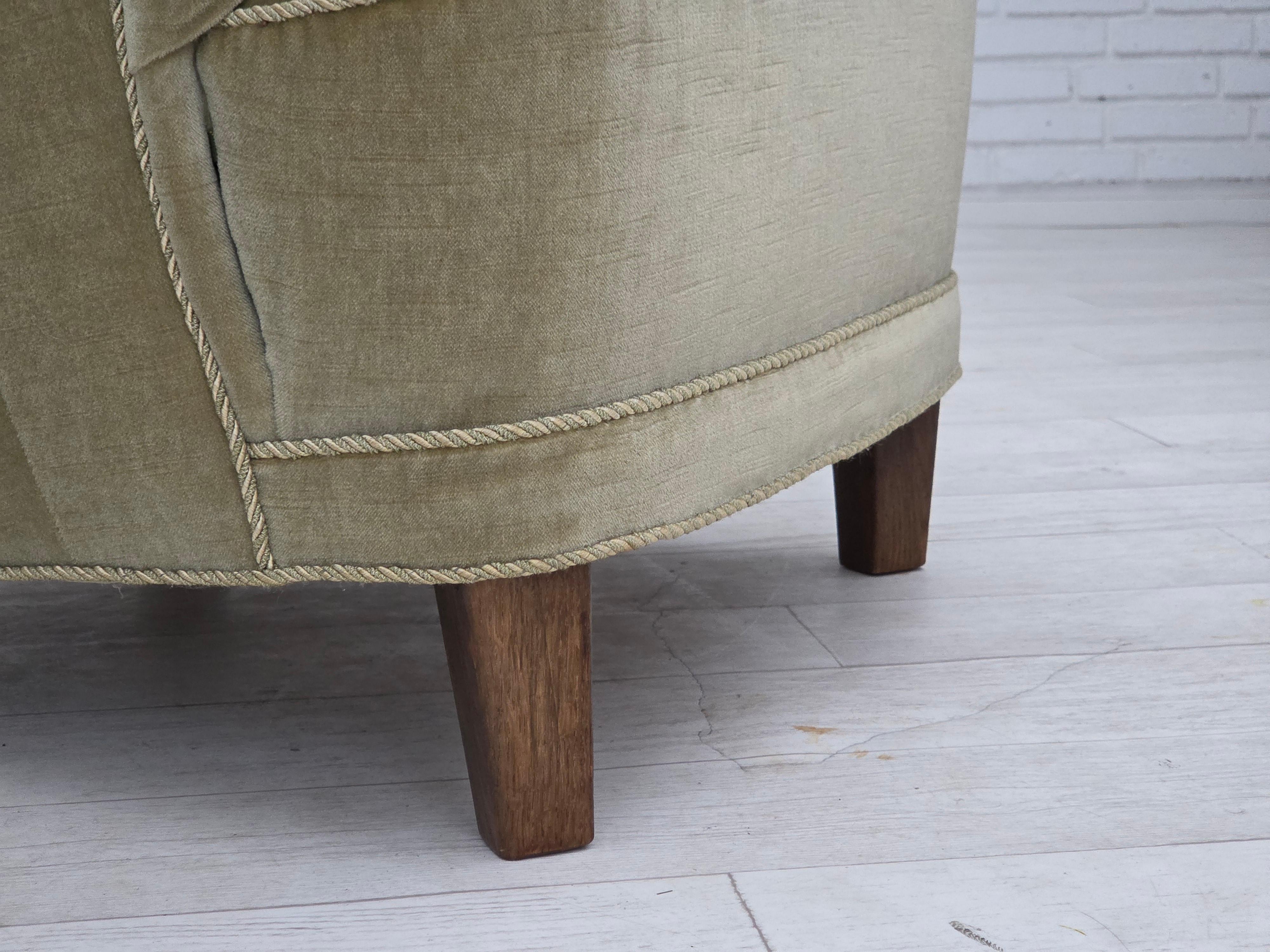 Años 70, sillón danés, muebles originales de terciopelo verde, madera de roble. en venta 8