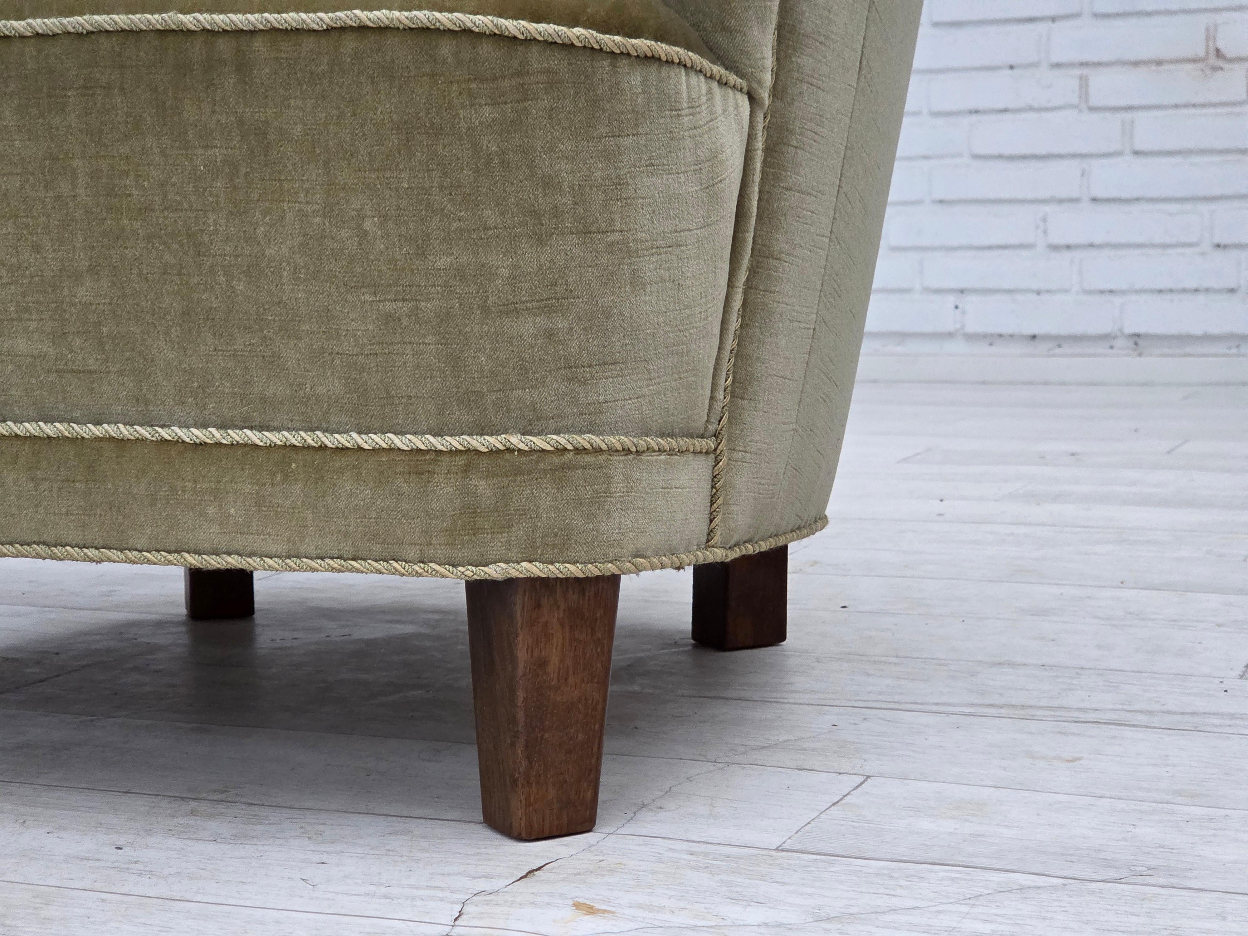 Años 70, sillón danés, muebles originales de terciopelo verde, madera de roble. en venta 9